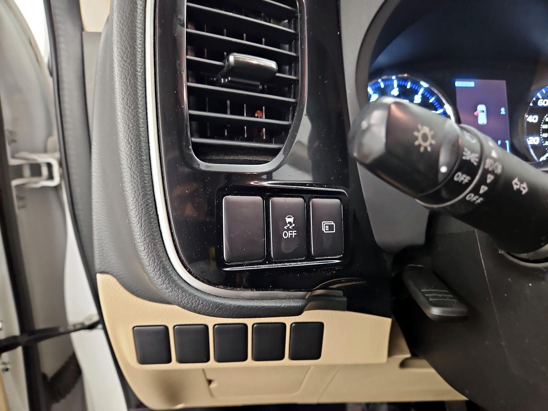 Thumbnail: 2018 Mitsubishi Outlander - 13