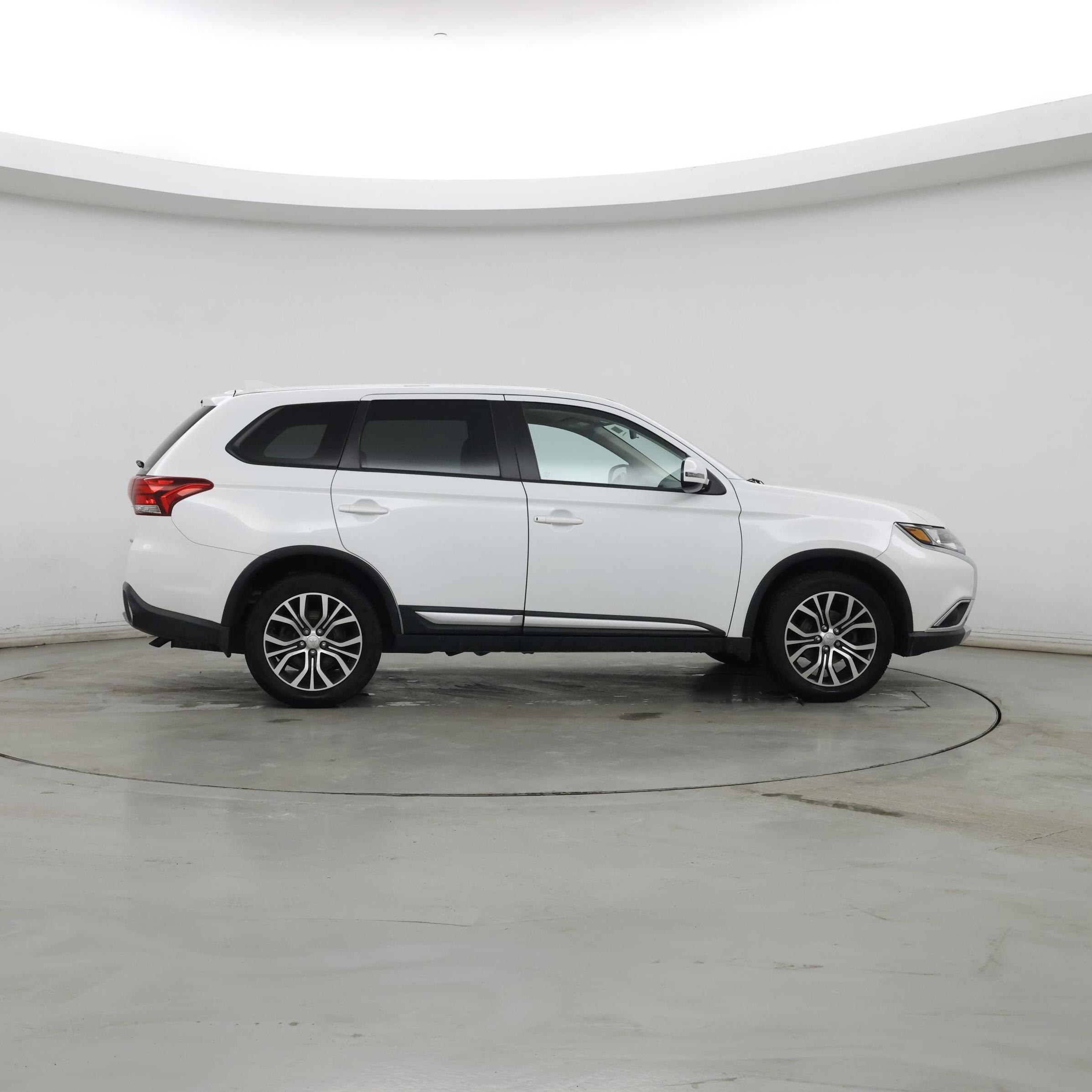 Thumbnail: 2018 Mitsubishi Outlander - 7