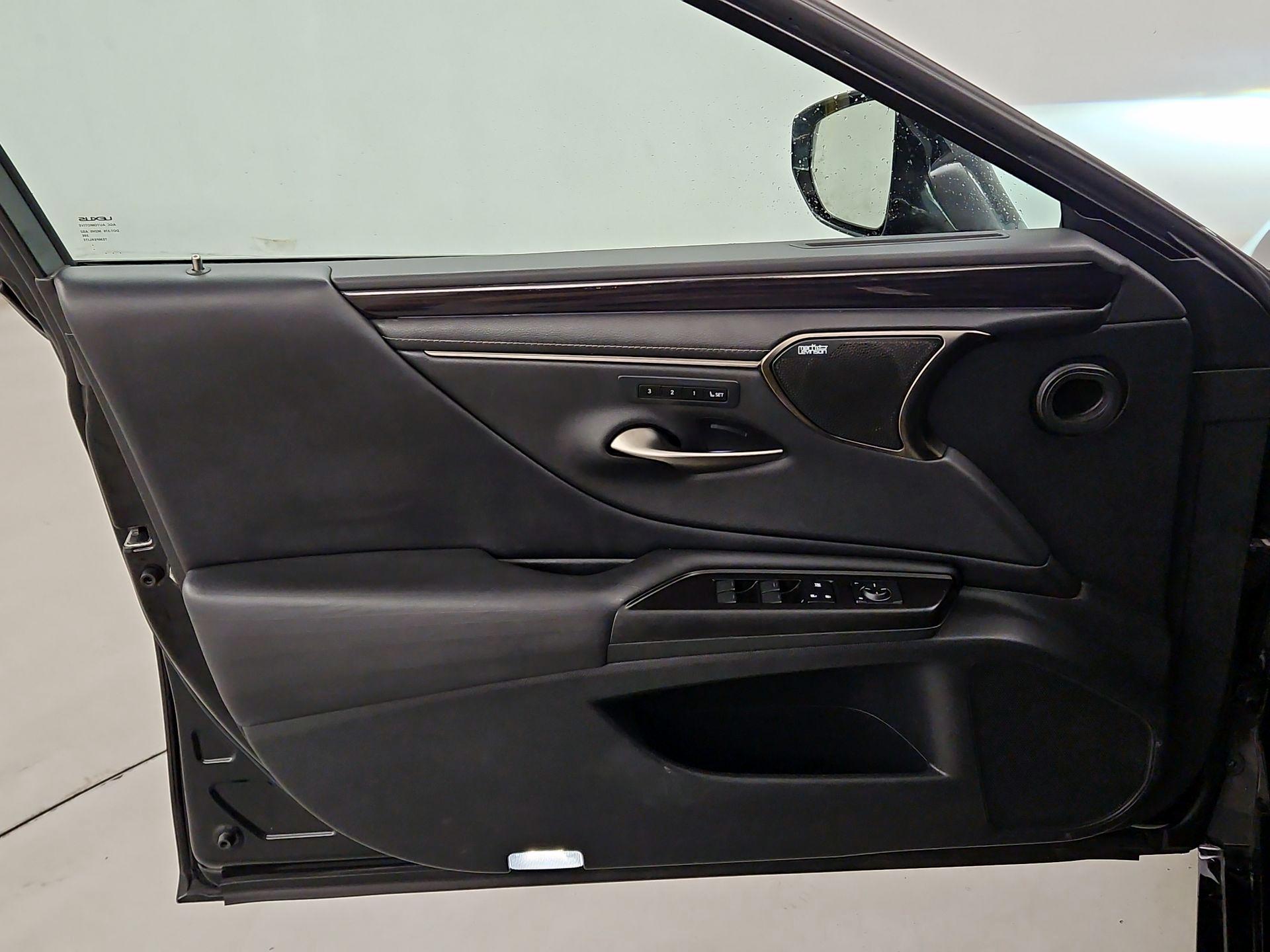 Thumbnail: 2019 Lexus ES - 12