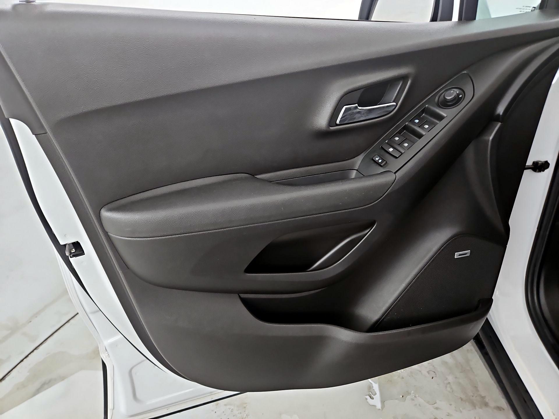 Thumbnail: 2016 Chevrolet Trax - 12