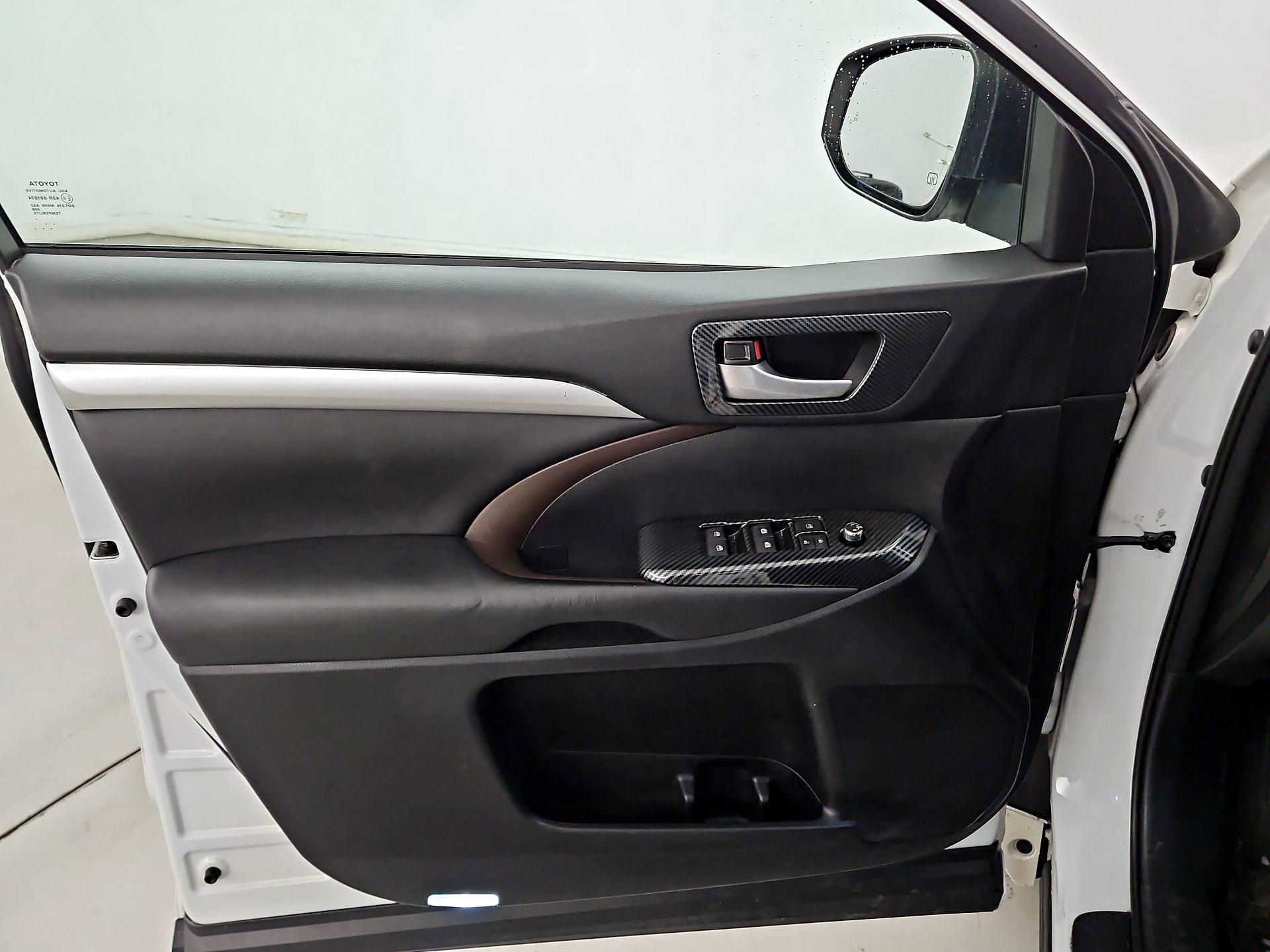 Thumbnail: 2018 Toyota Highlander - 12