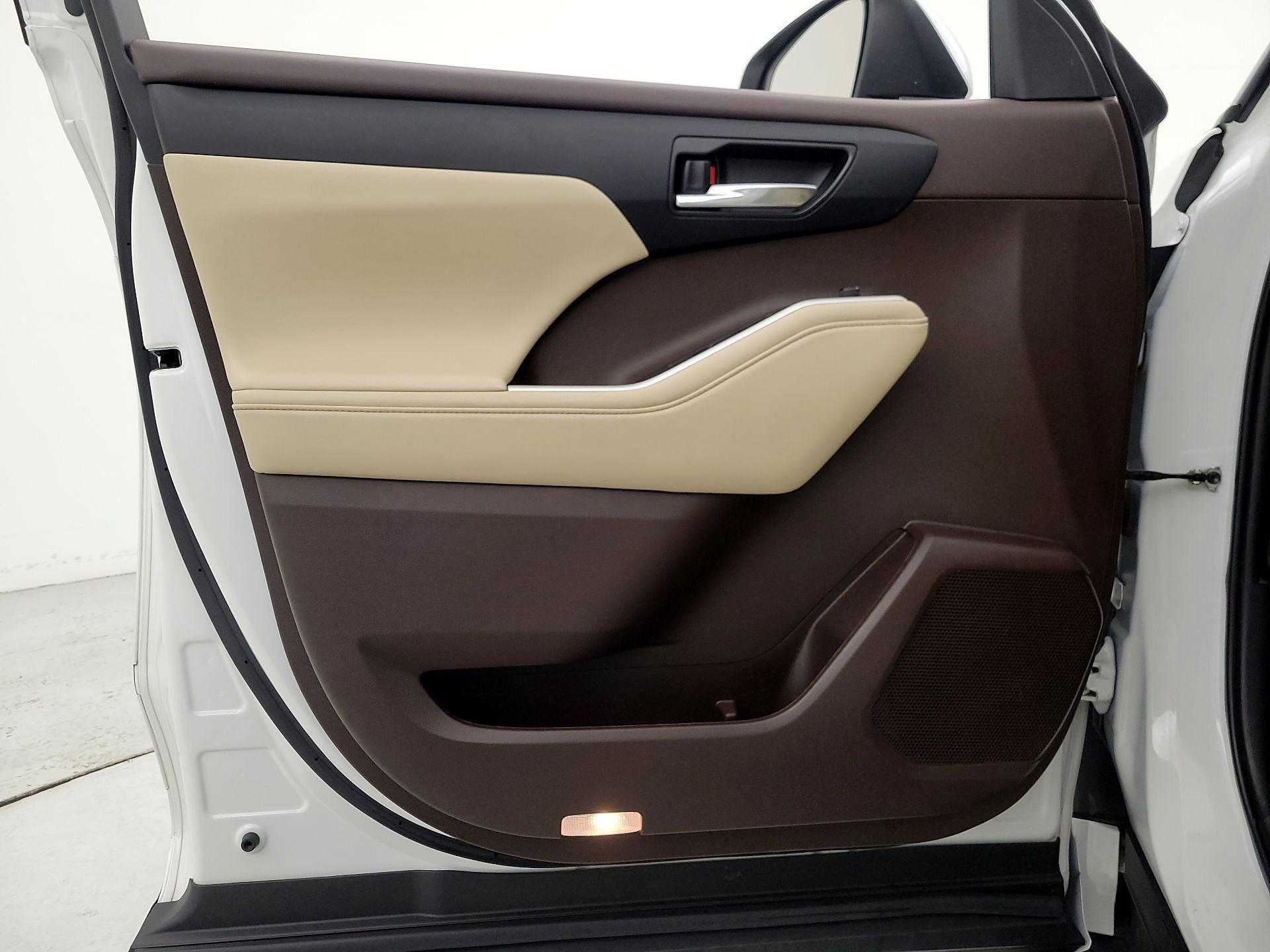 Thumbnail: 2022 Toyota Highlander - 12