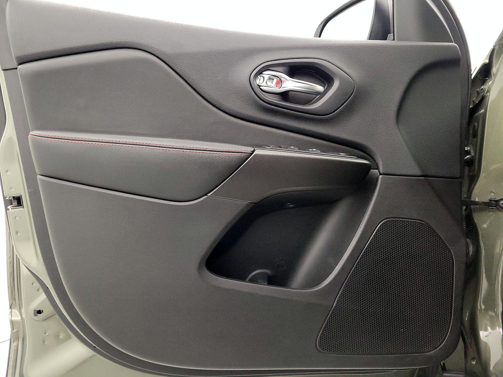 Thumbnail: 2020 Jeep Cherokee - 12