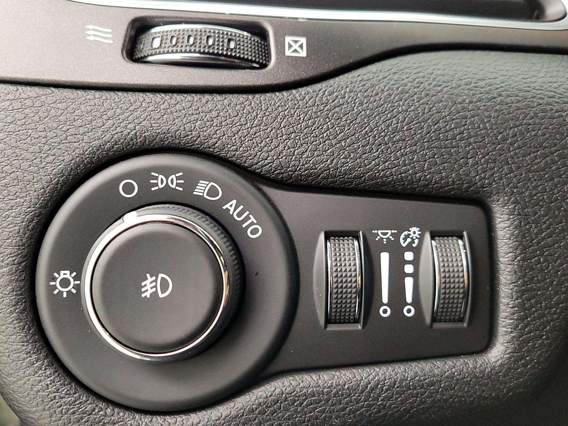 Thumbnail: 2020 Jeep Cherokee - 13