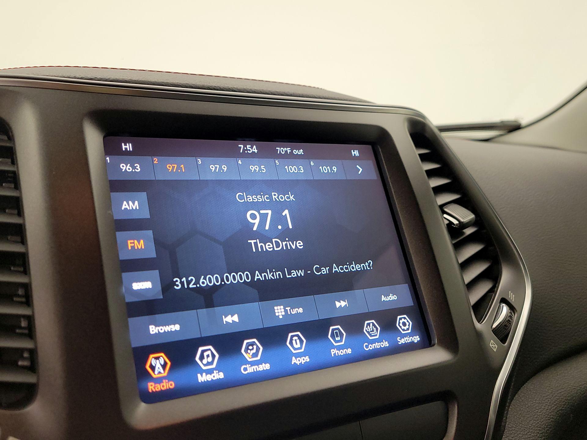 Thumbnail: 2020 Jeep Cherokee - 15