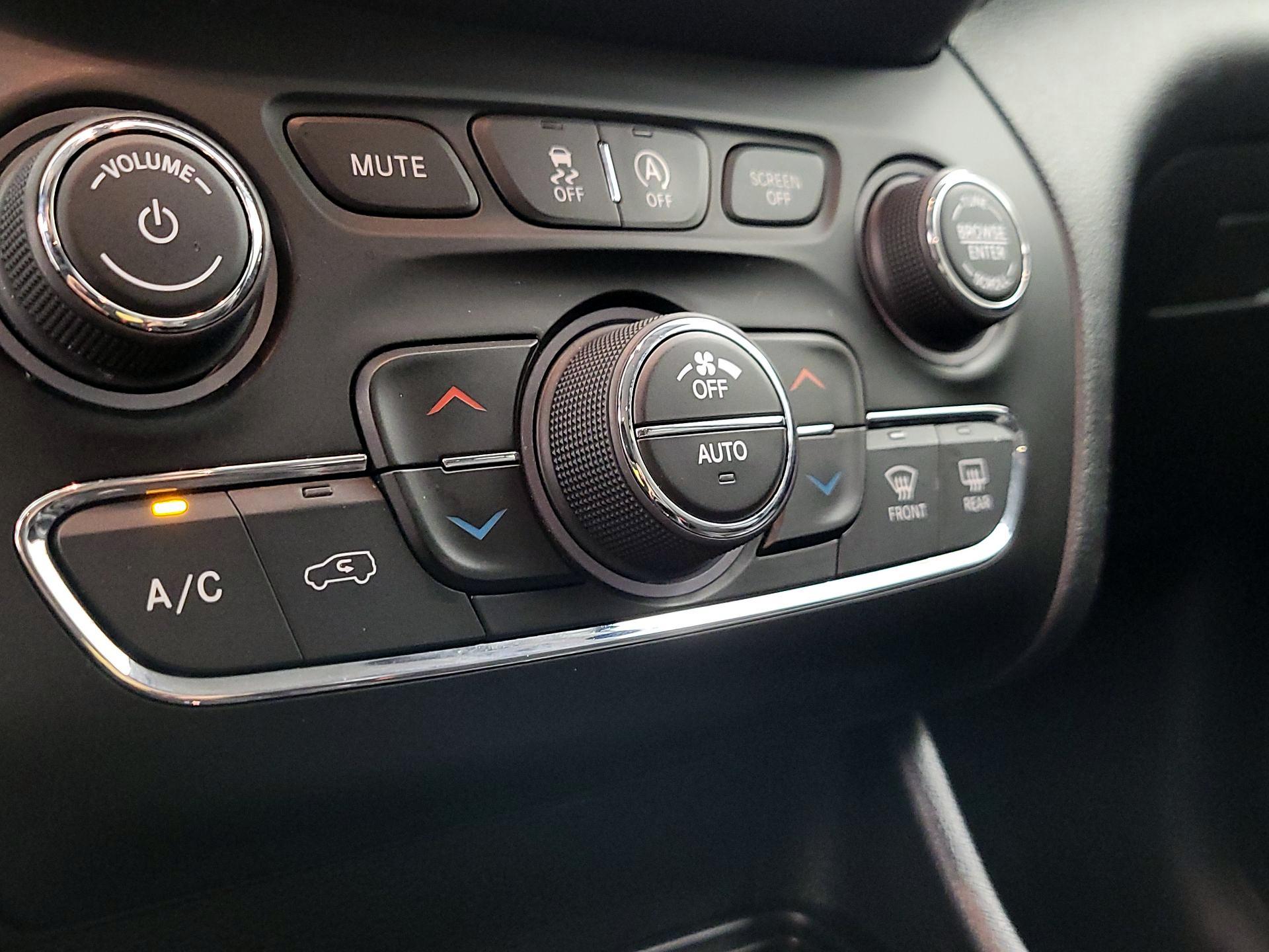 Thumbnail: 2020 Jeep Cherokee - 16