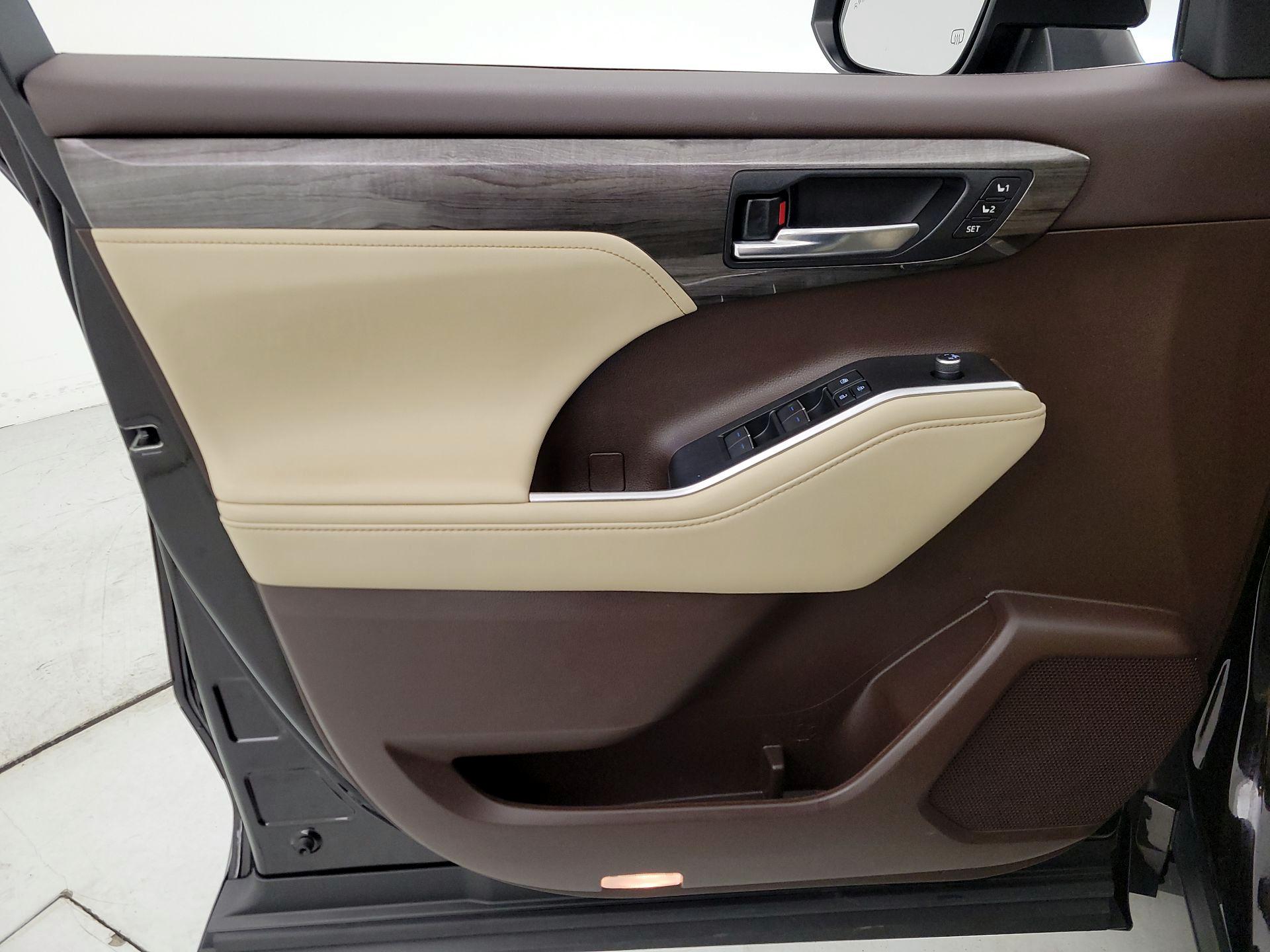 Thumbnail: 2021 Toyota Highlander - 12