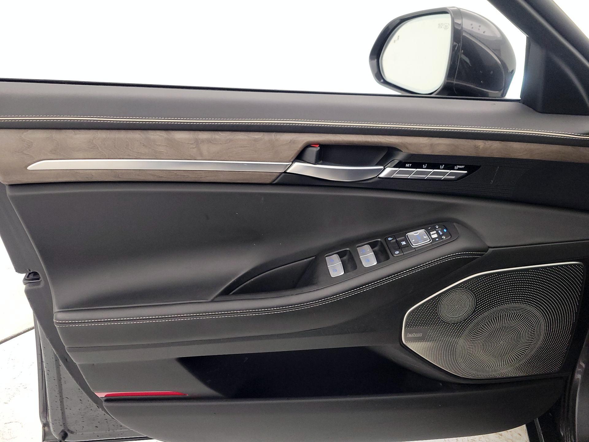 Thumbnail: 2022 Genesis G90 - 12