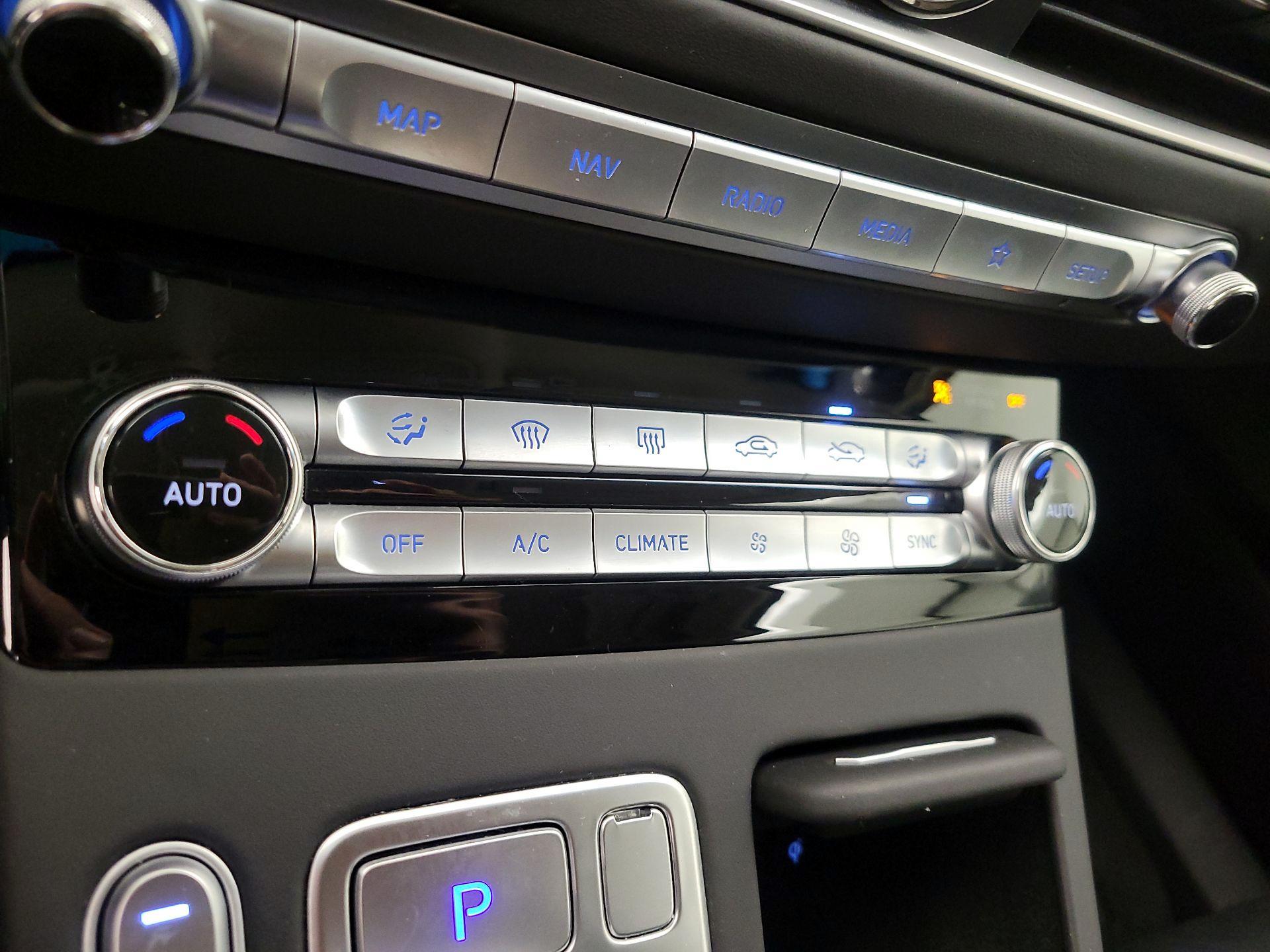 Thumbnail: 2022 Genesis G90 - 17