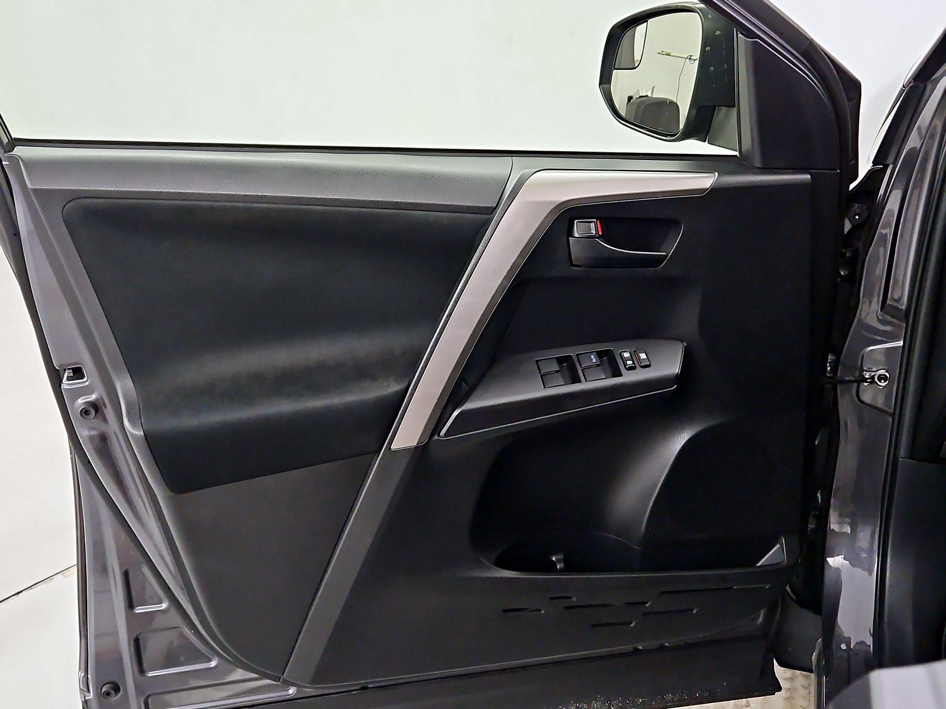 Thumbnail: 2018 Toyota RAV4 - 12