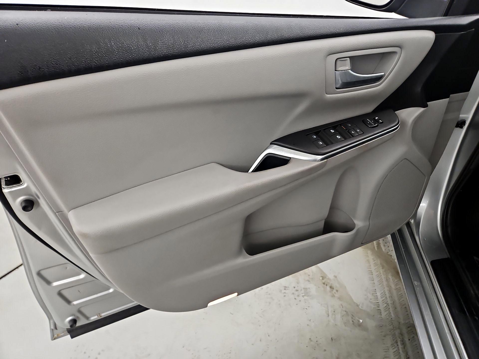 Thumbnail: 2016 Toyota Camry - 12