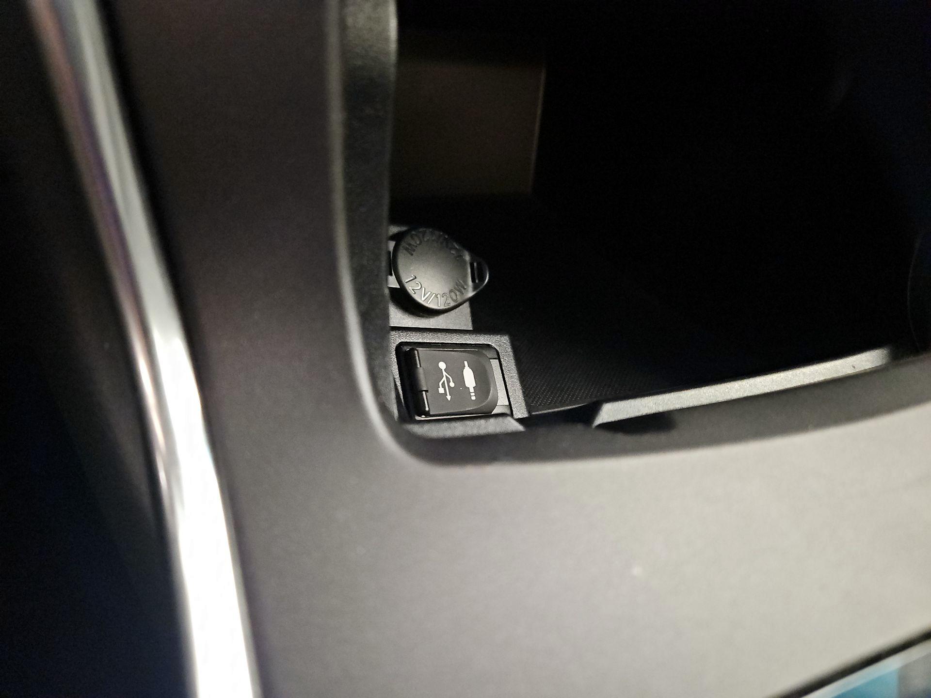 Thumbnail: 2016 Toyota Camry - 18