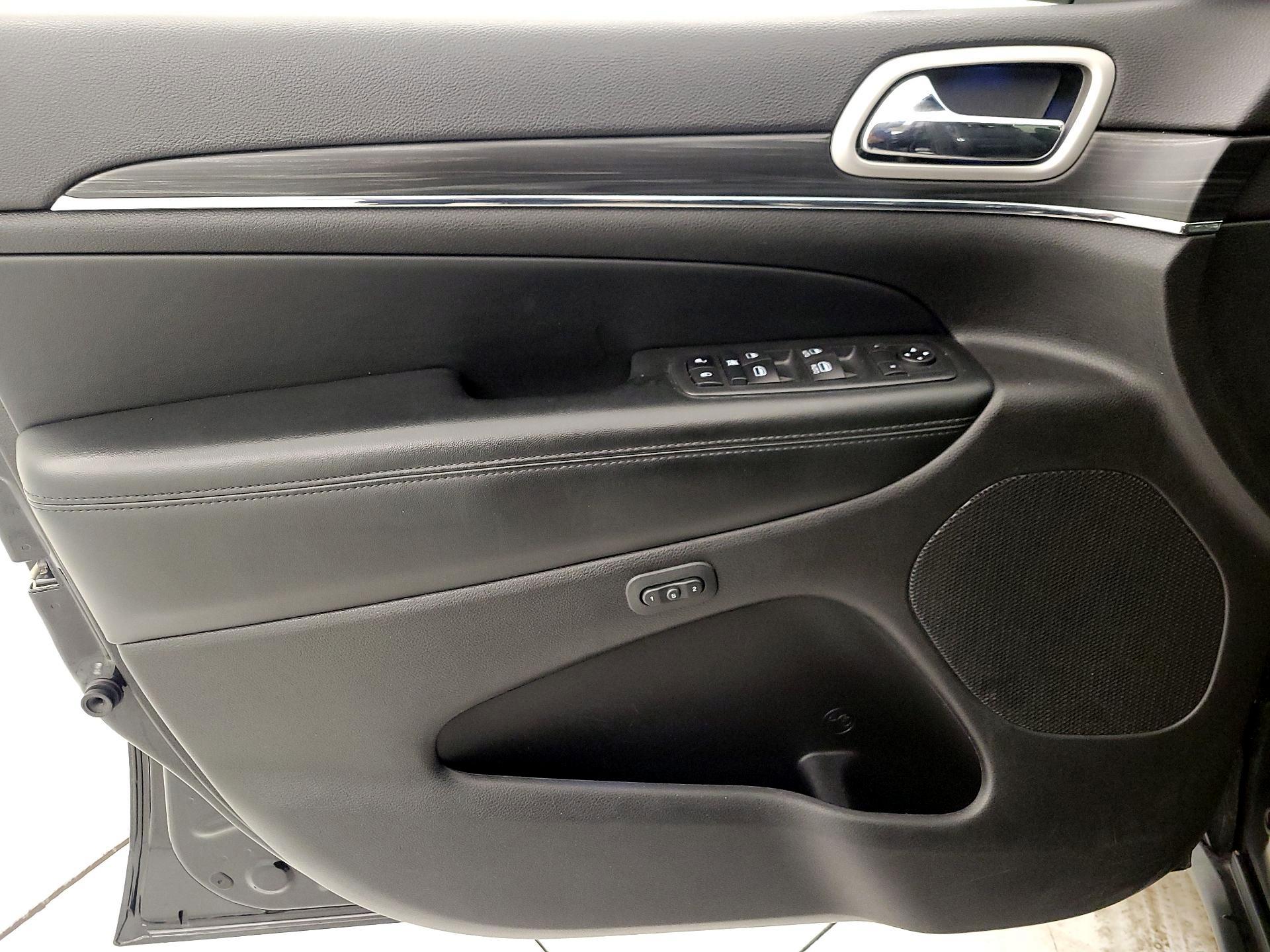 Thumbnail: 2020 Jeep Grand Cherokee - 12