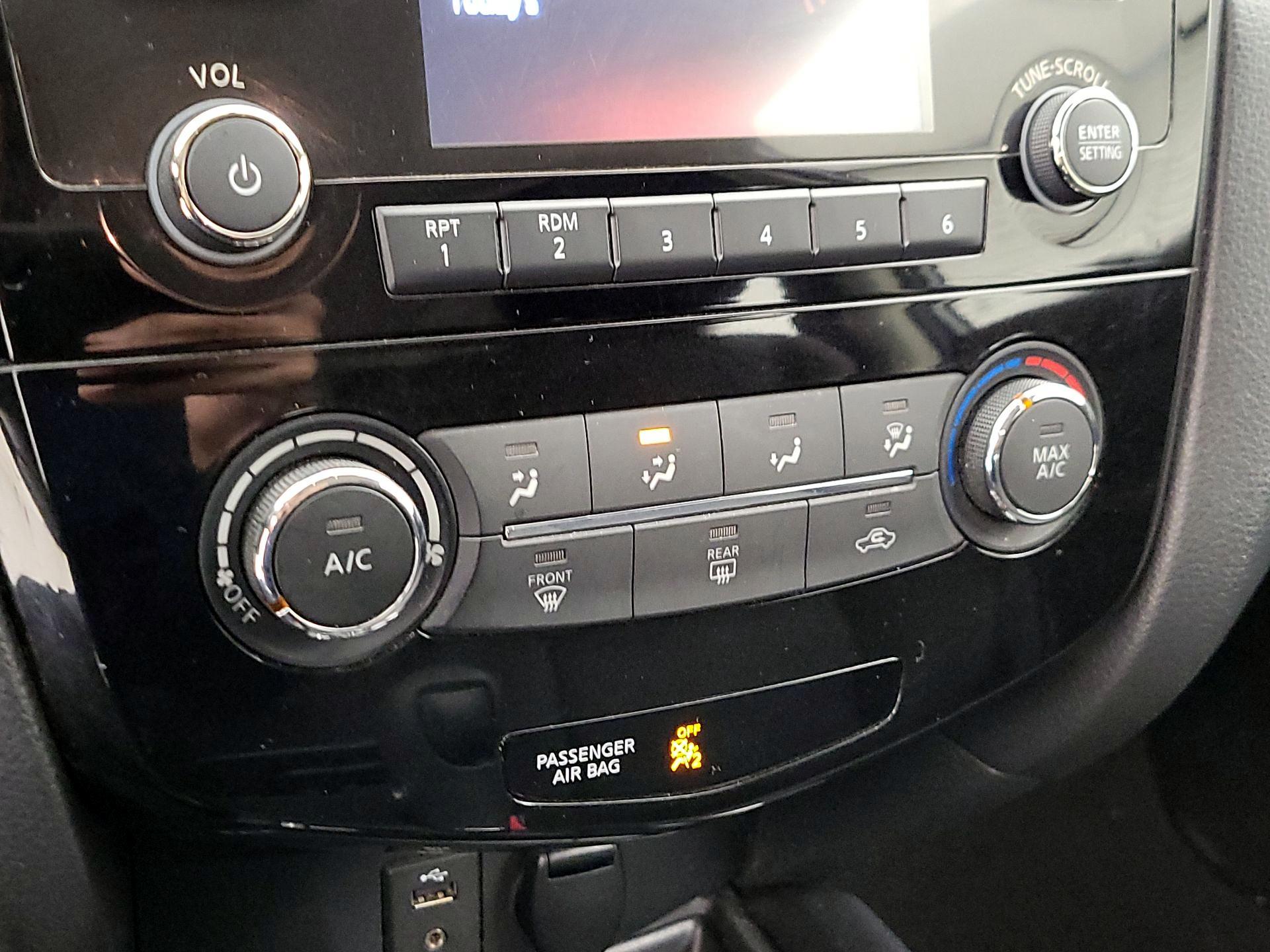 Thumbnail: 2015 Nissan Rogue - 16