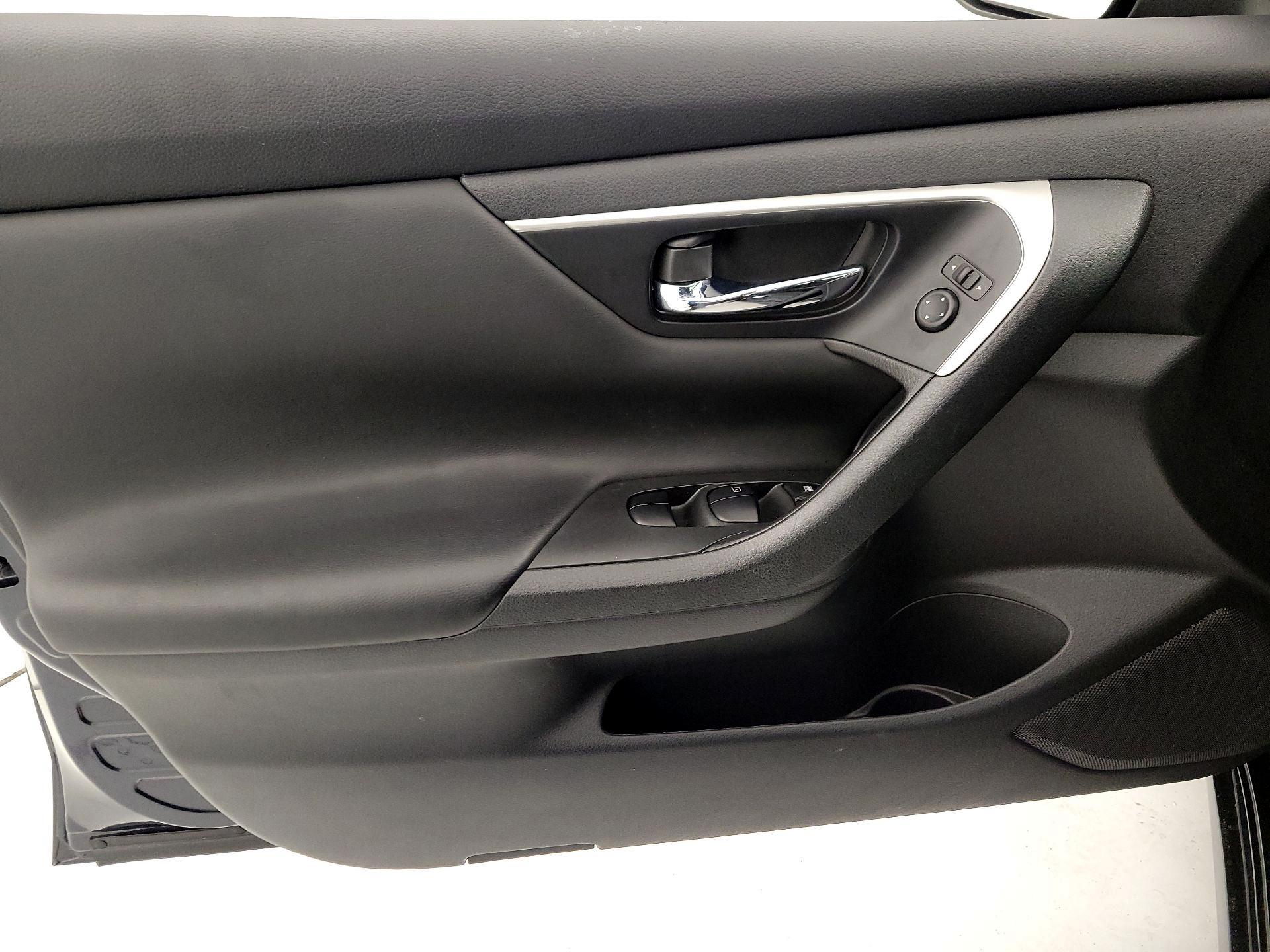 Thumbnail: 2017 Nissan Altima - 12