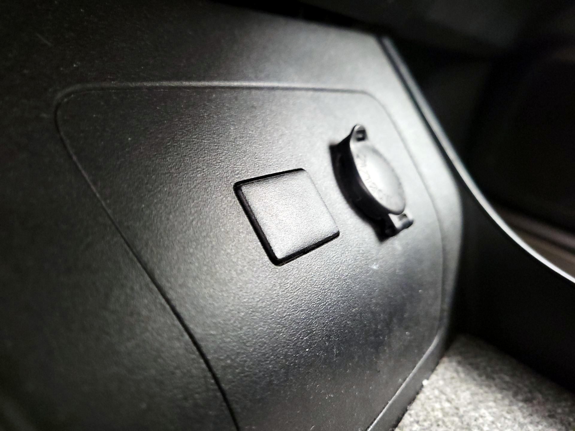 Thumbnail: 2014 Toyota Prius - 18