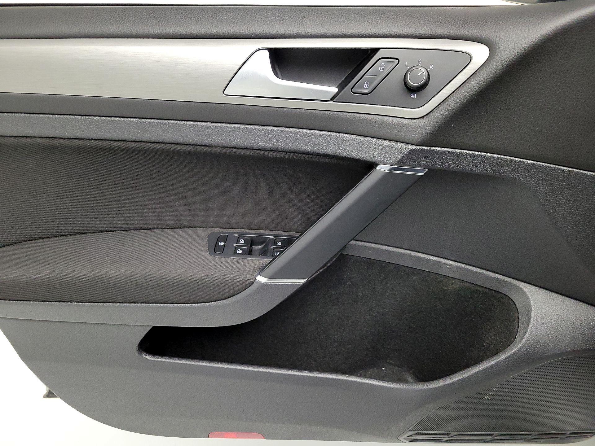 Thumbnail: 2016 Volkswagen Golf - 12