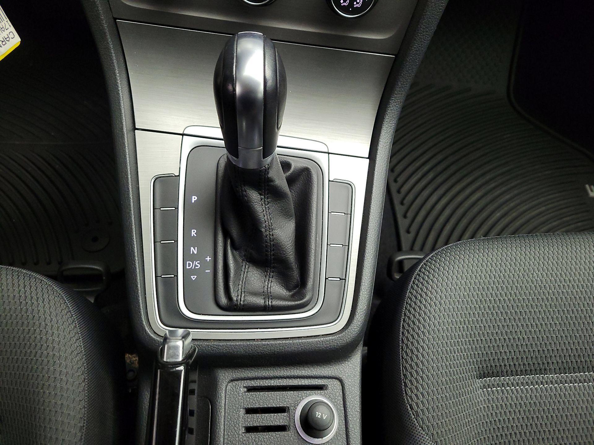 Thumbnail: 2016 Volkswagen Golf - 16