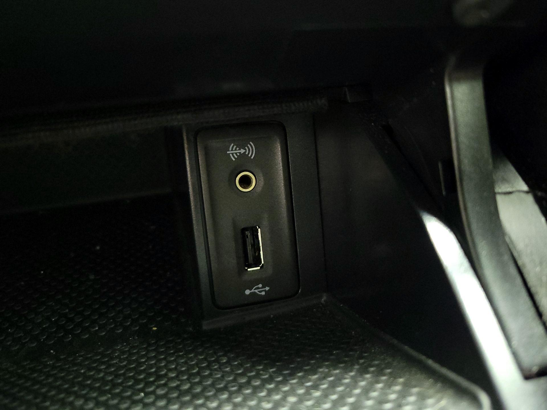 Thumbnail: 2016 Volkswagen Golf - 17