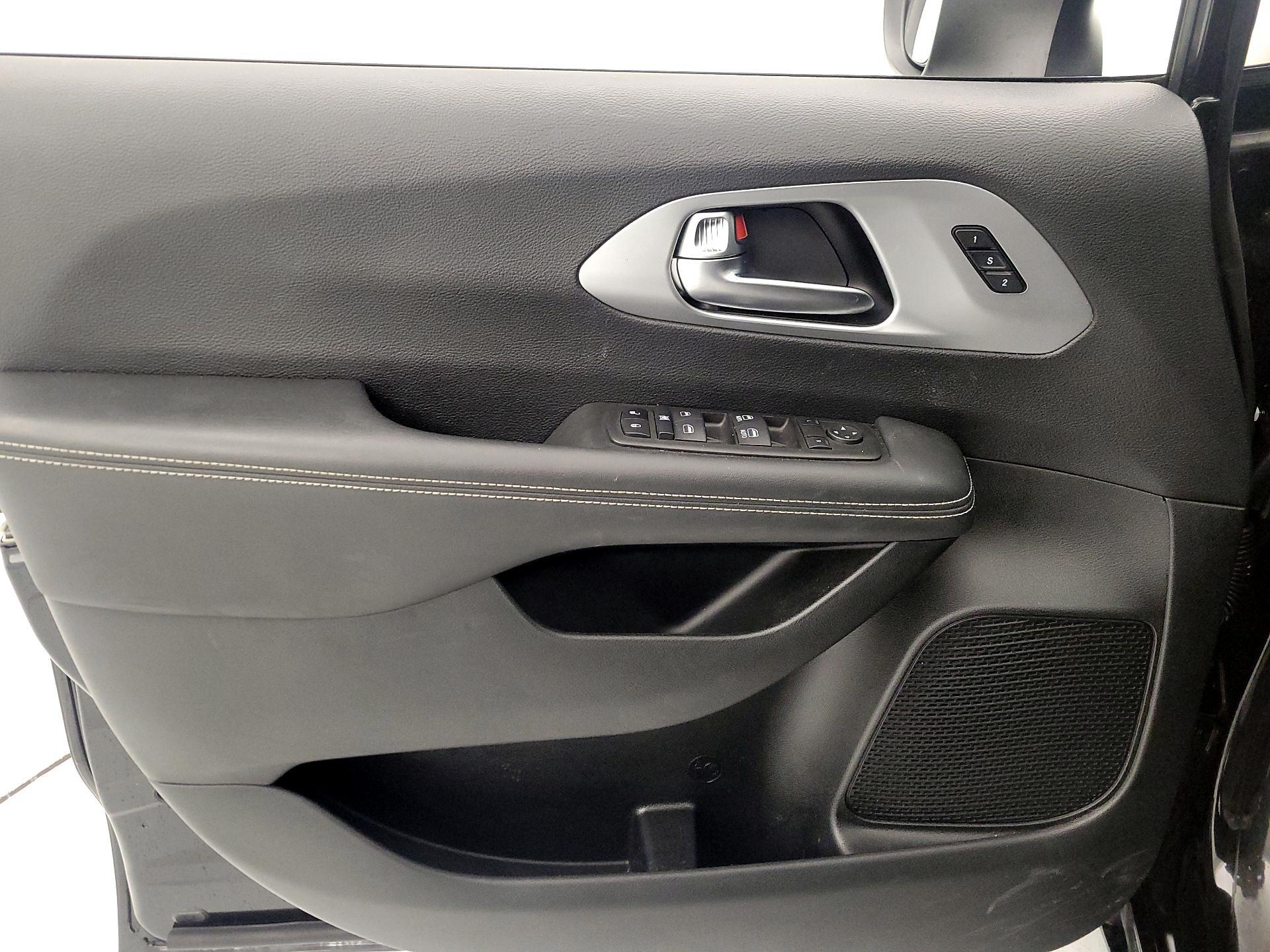 Thumbnail: 2023 Chrysler Pacifica - 12