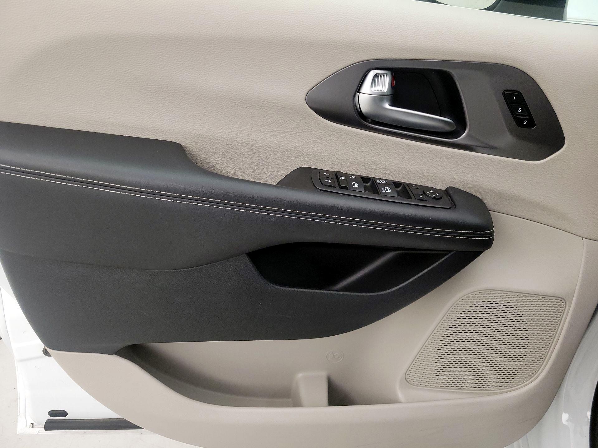 Thumbnail: 2023 Chrysler Pacifica - 12