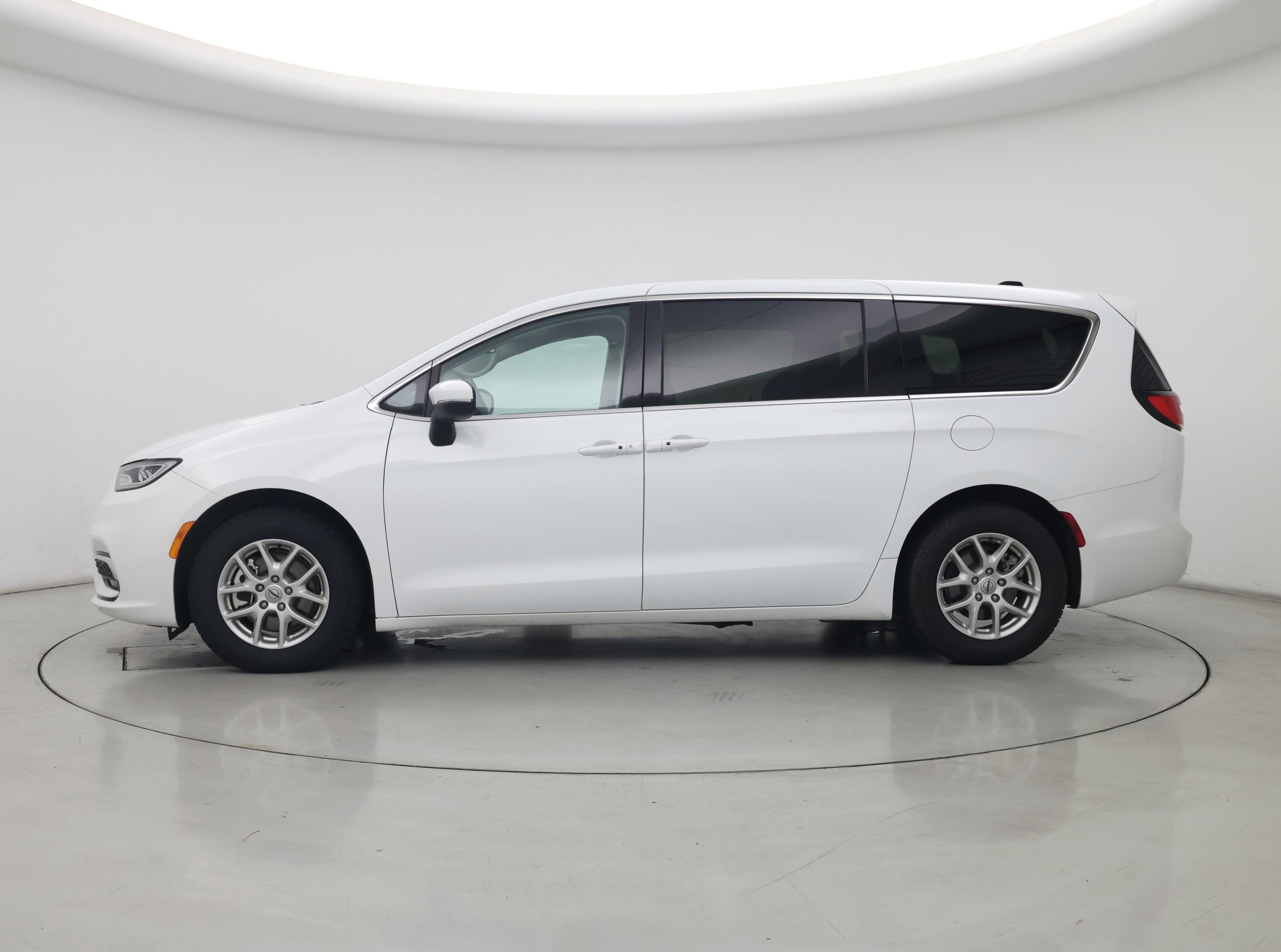 Thumbnail: 2023 Chrysler Pacifica - 3