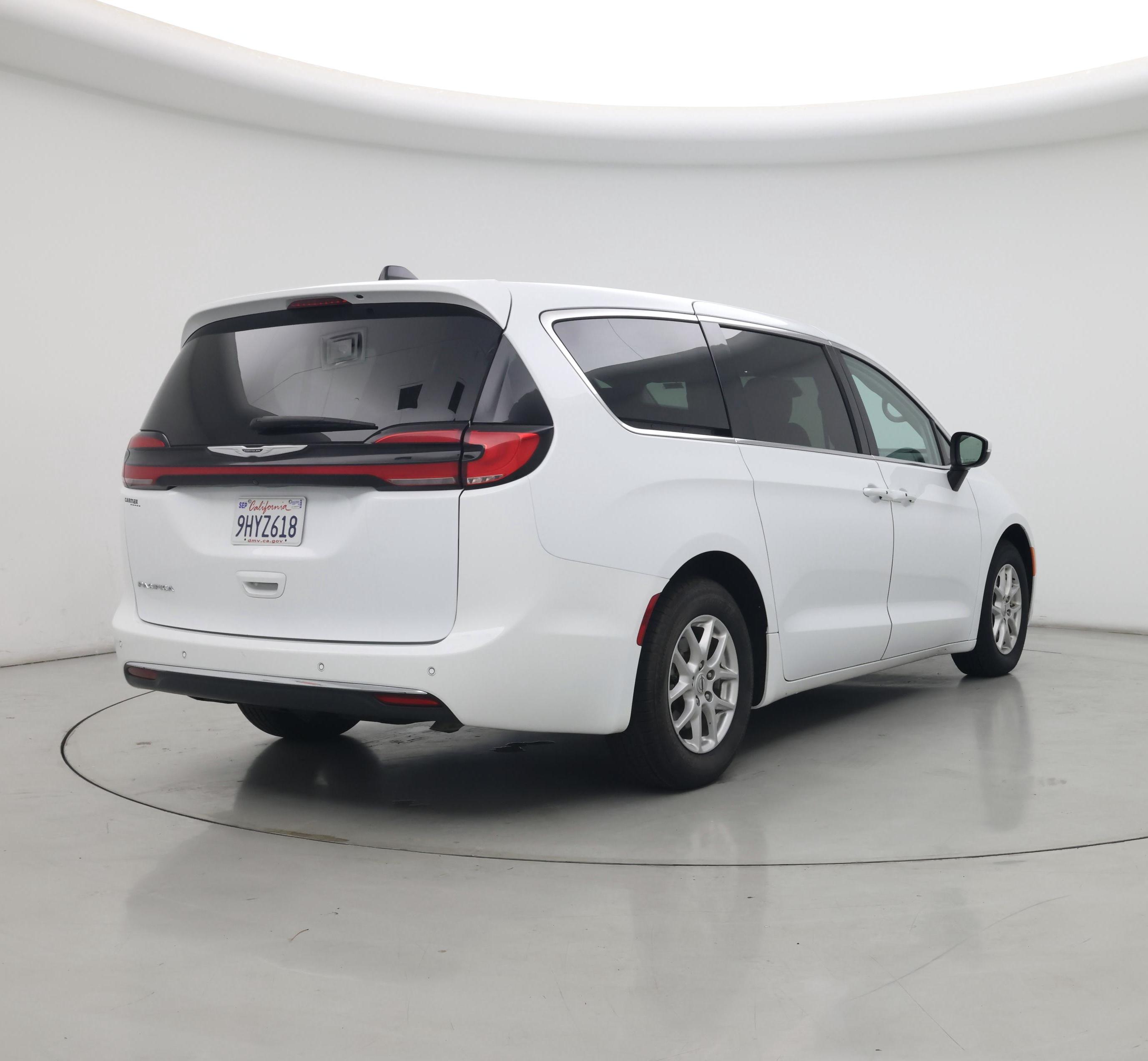 Thumbnail: 2023 Chrysler Pacifica - 8