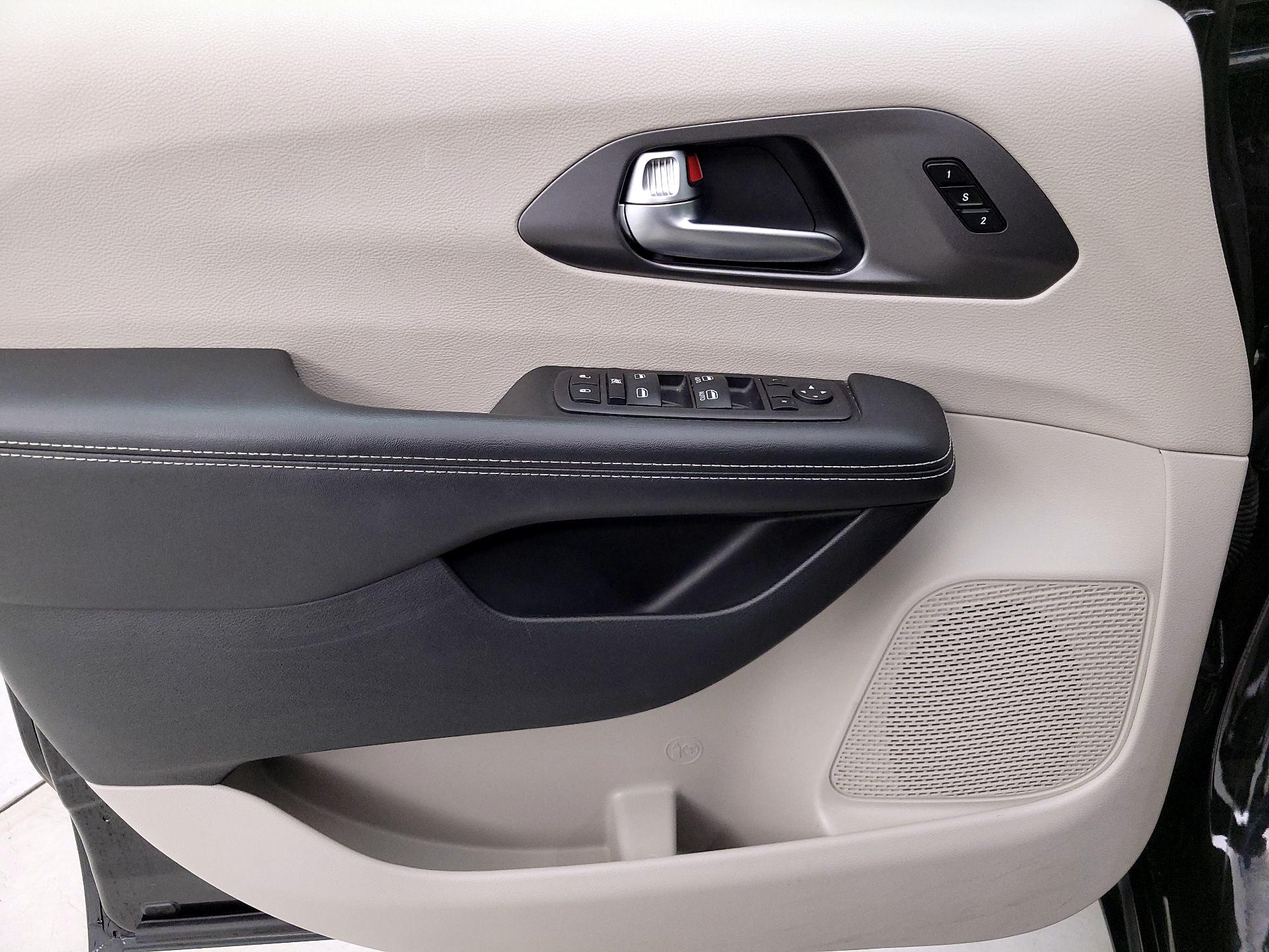 Thumbnail: 2023 Chrysler Pacifica - 12
