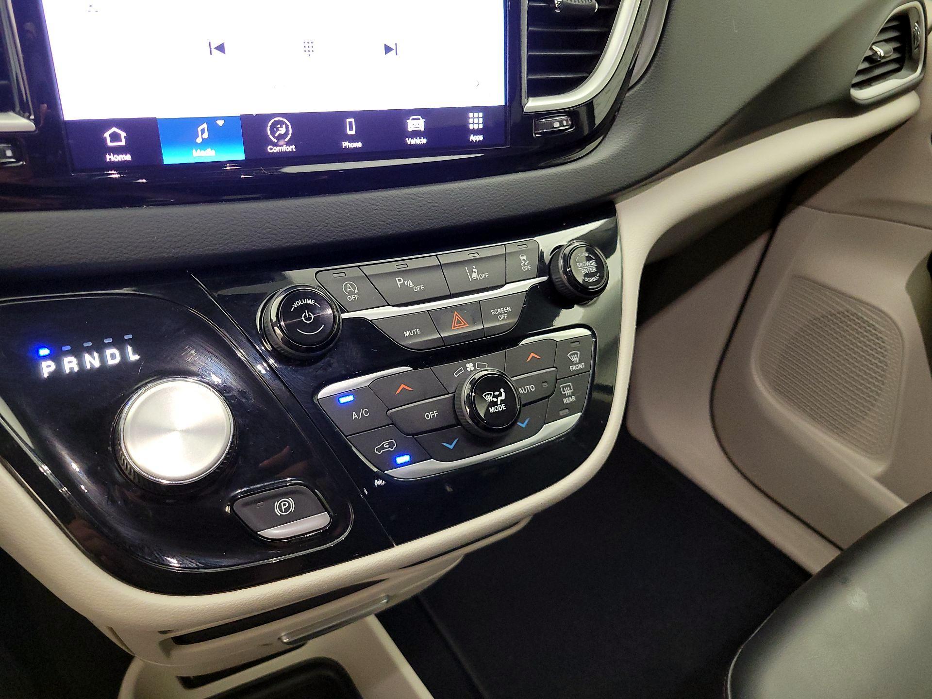 Thumbnail: 2023 Chrysler Pacifica - 16