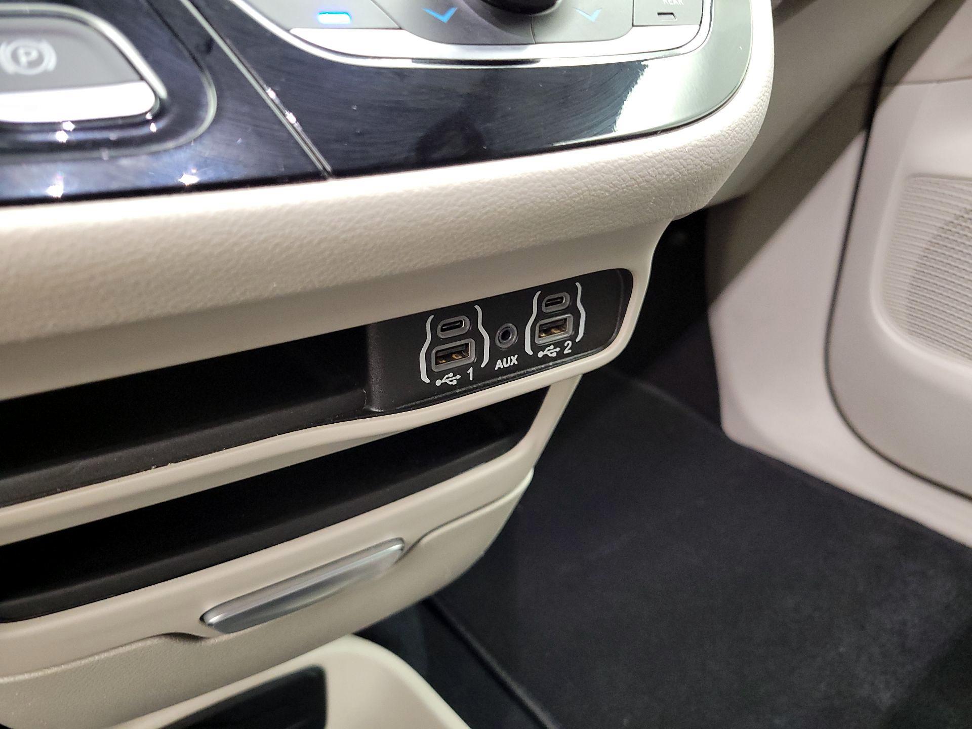 Thumbnail: 2023 Chrysler Pacifica - 18