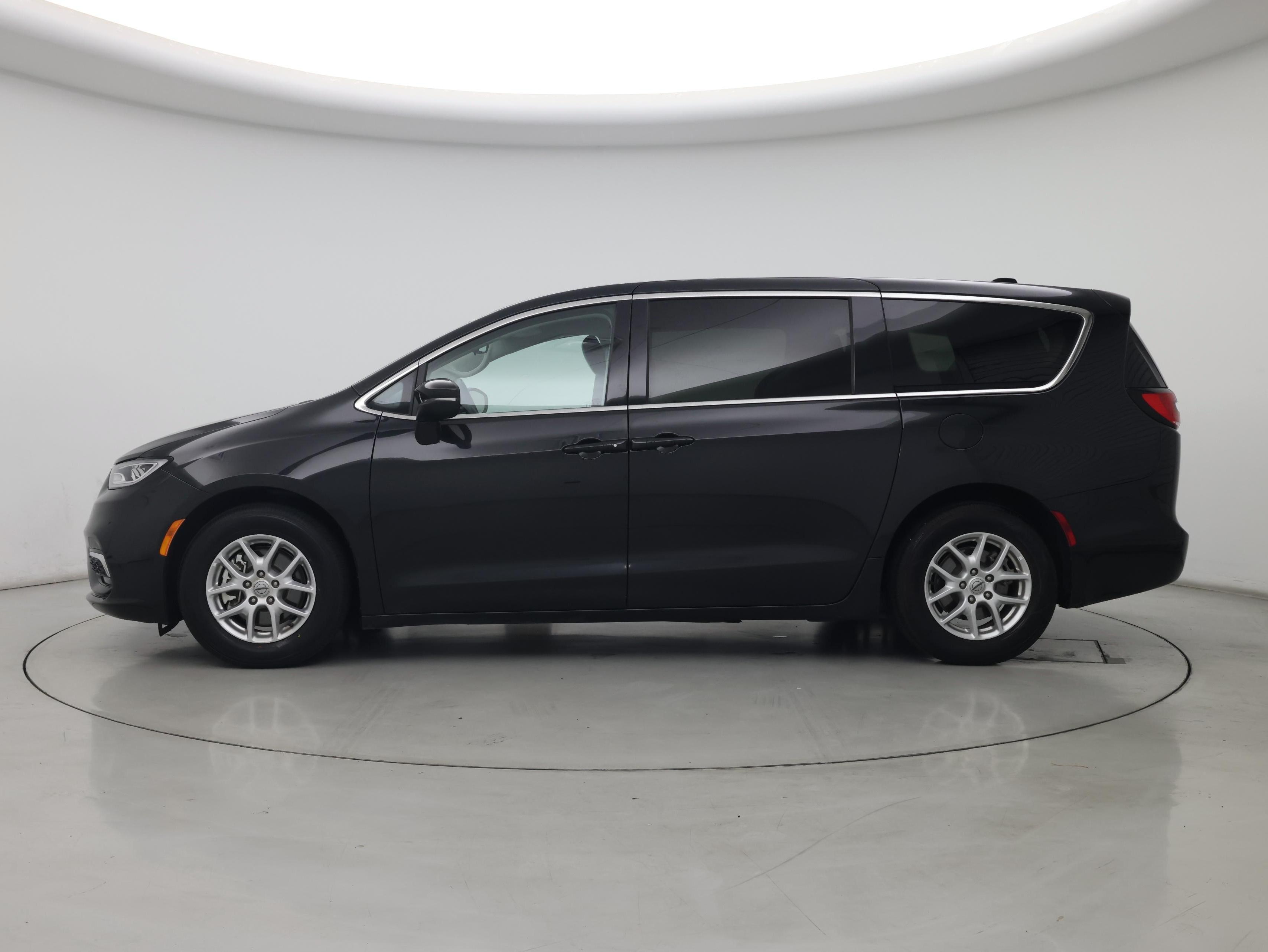 Thumbnail: 2023 Chrysler Pacifica - 3