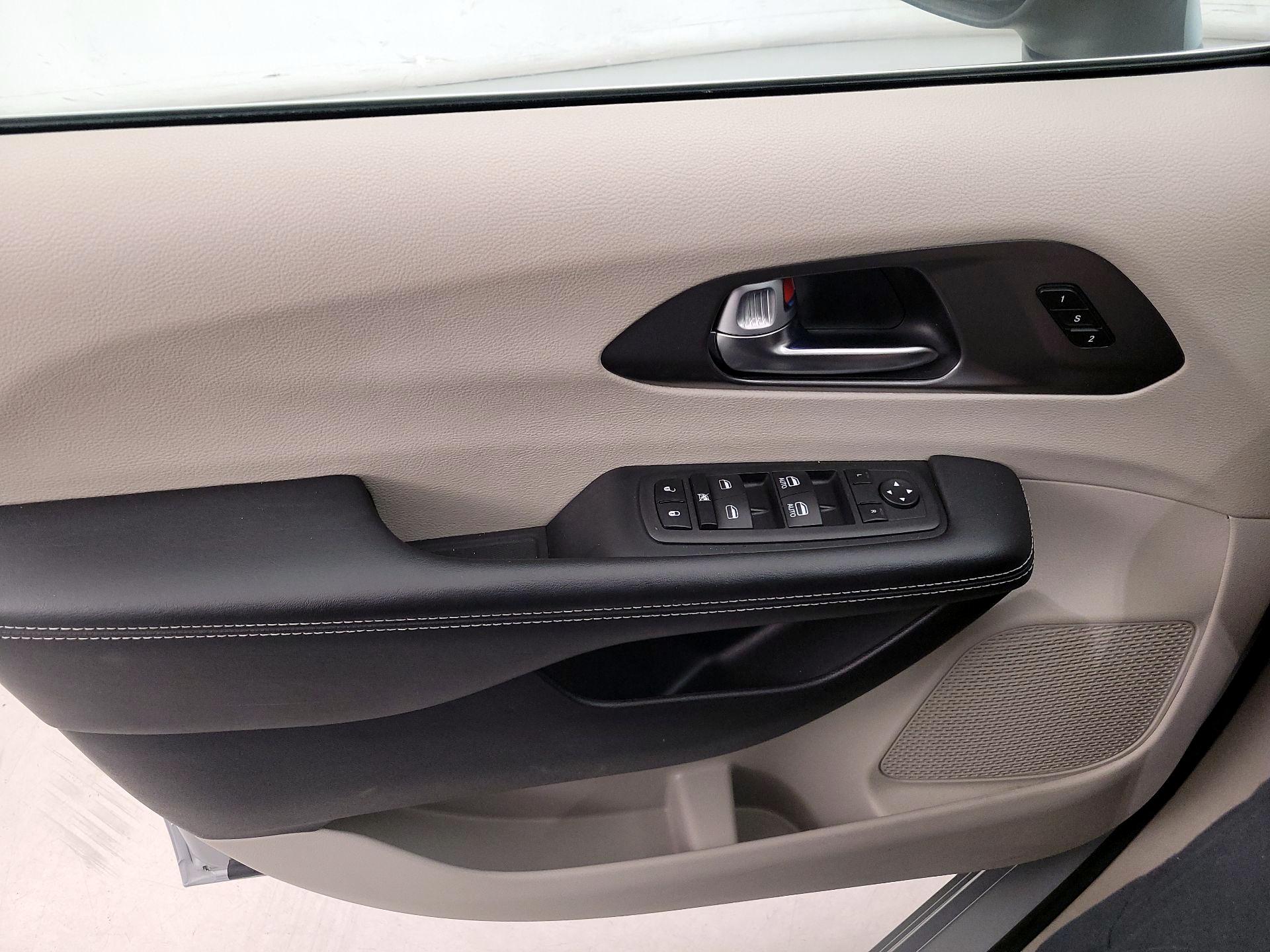 Thumbnail: 2023 Chrysler Pacifica - 12