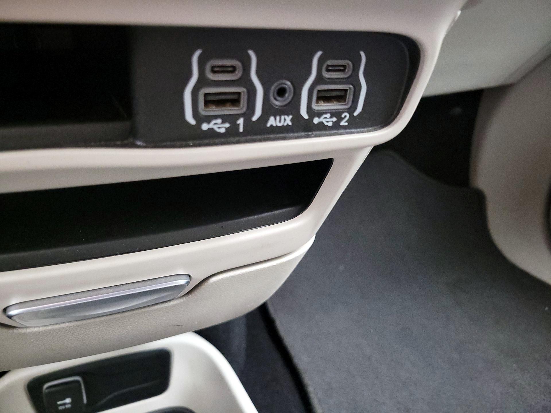 Thumbnail: 2023 Chrysler Pacifica - 18