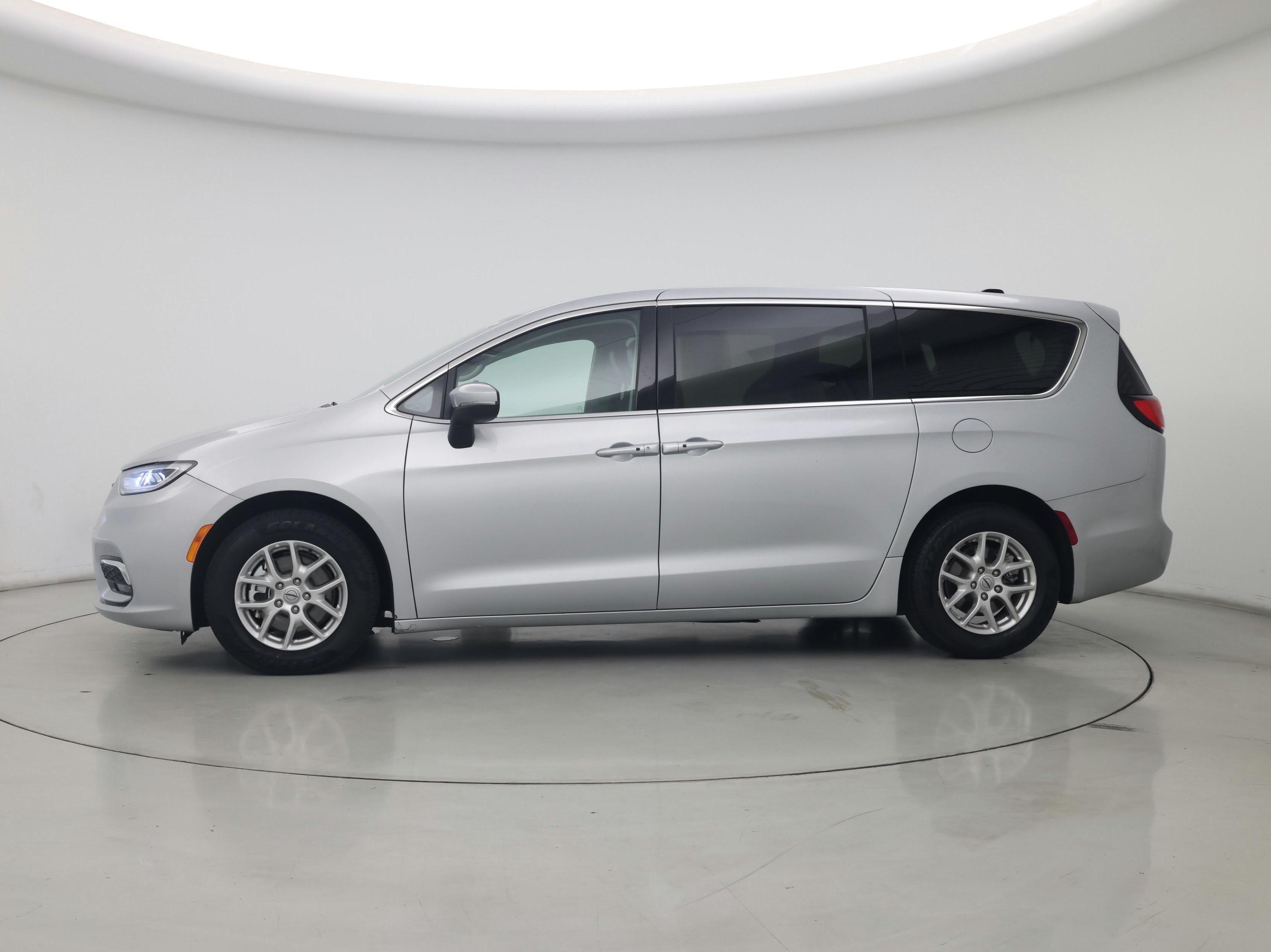 Thumbnail: 2023 Chrysler Pacifica - 3