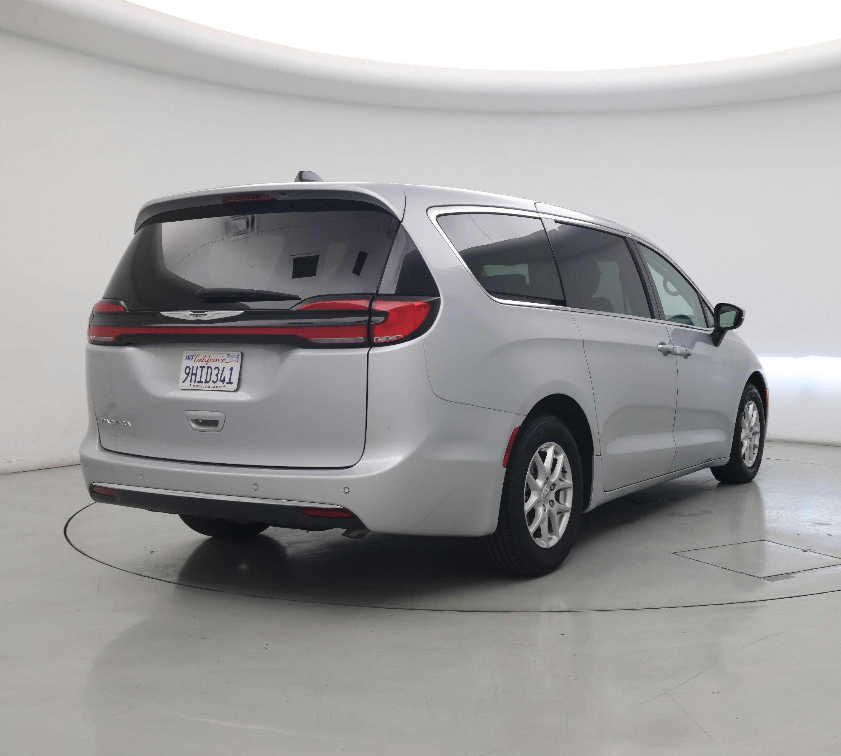 Thumbnail: 2023 Chrysler Pacifica - 8