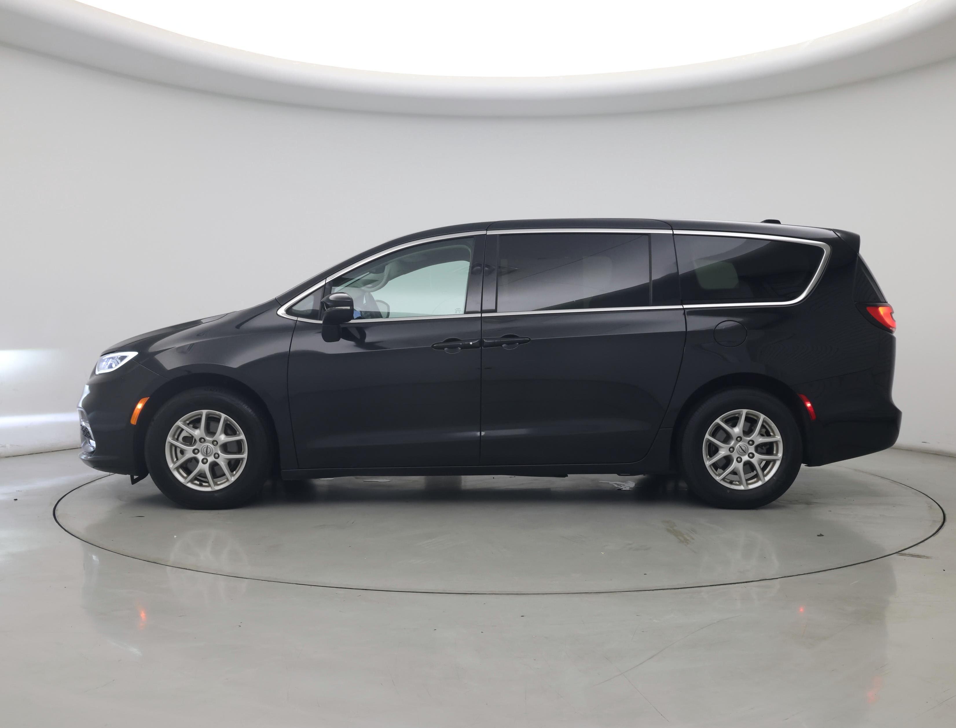 Thumbnail: 2023 Chrysler Pacifica - 3