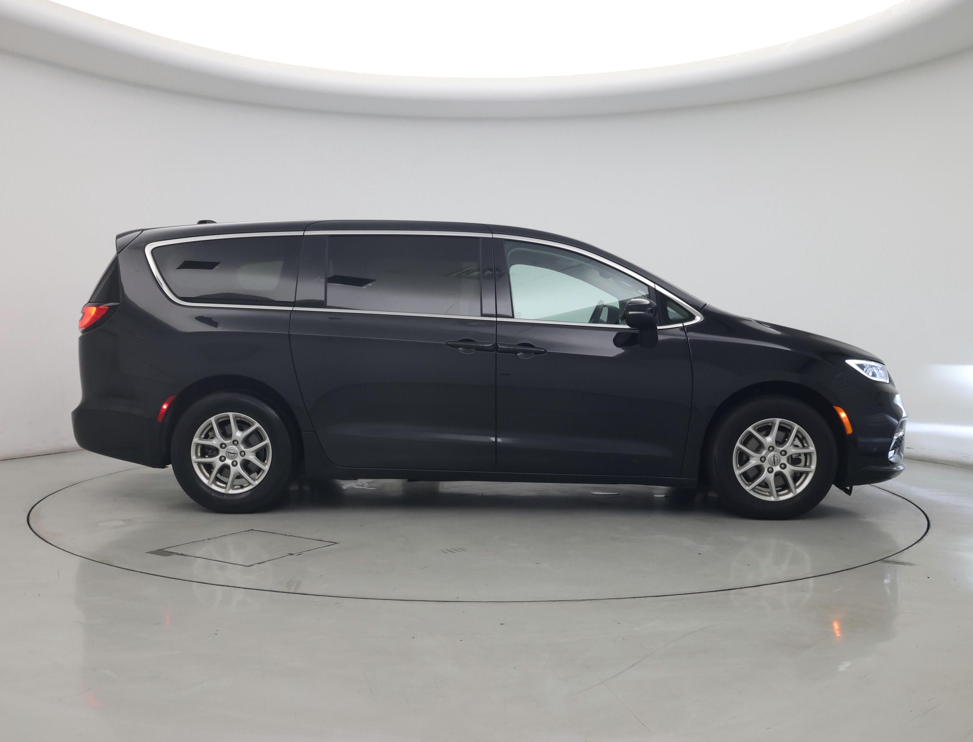 Thumbnail: 2023 Chrysler Pacifica - 7