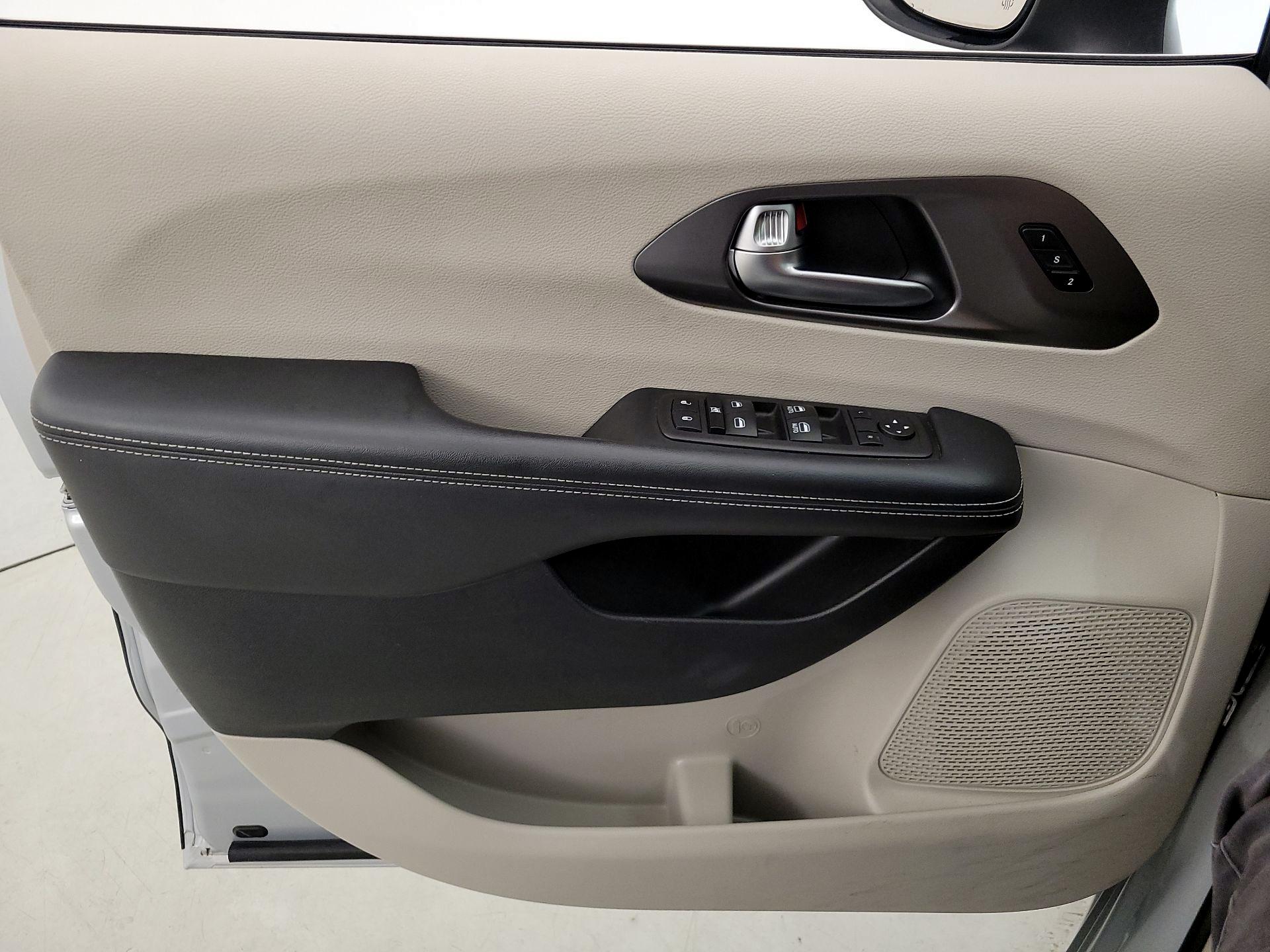 Thumbnail: 2023 Chrysler Pacifica - 12