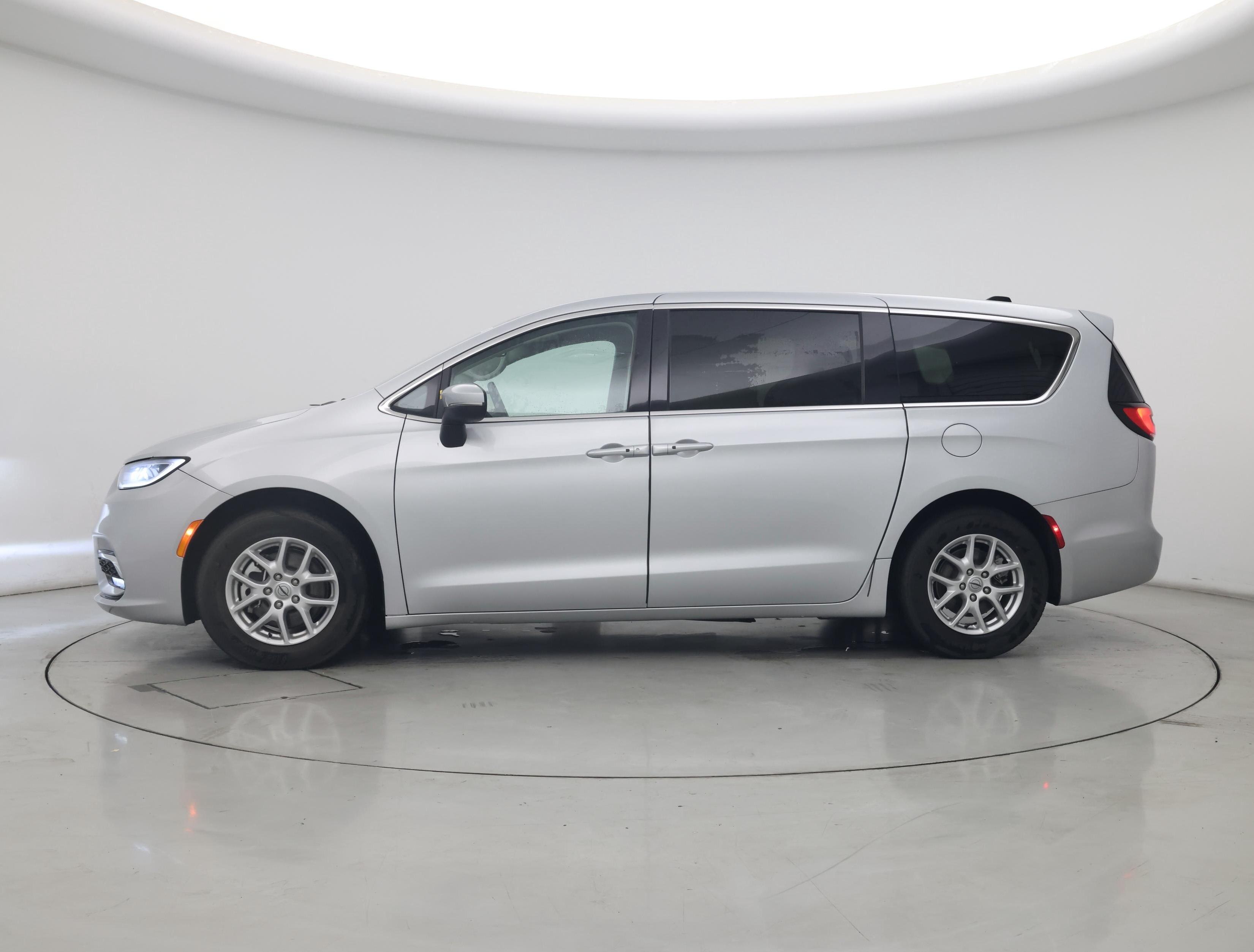 Thumbnail: 2023 Chrysler Pacifica - 3