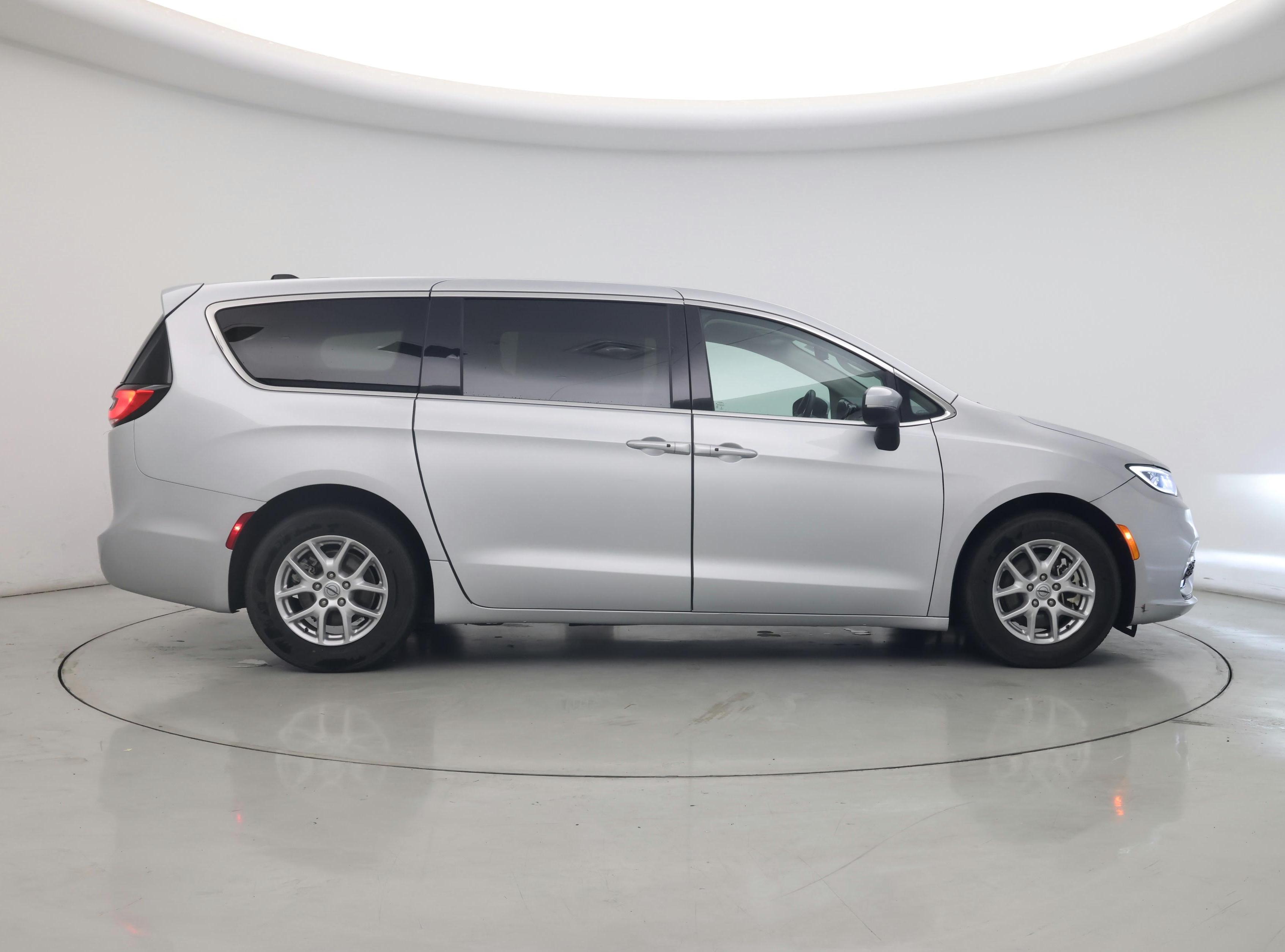 Thumbnail: 2023 Chrysler Pacifica - 7