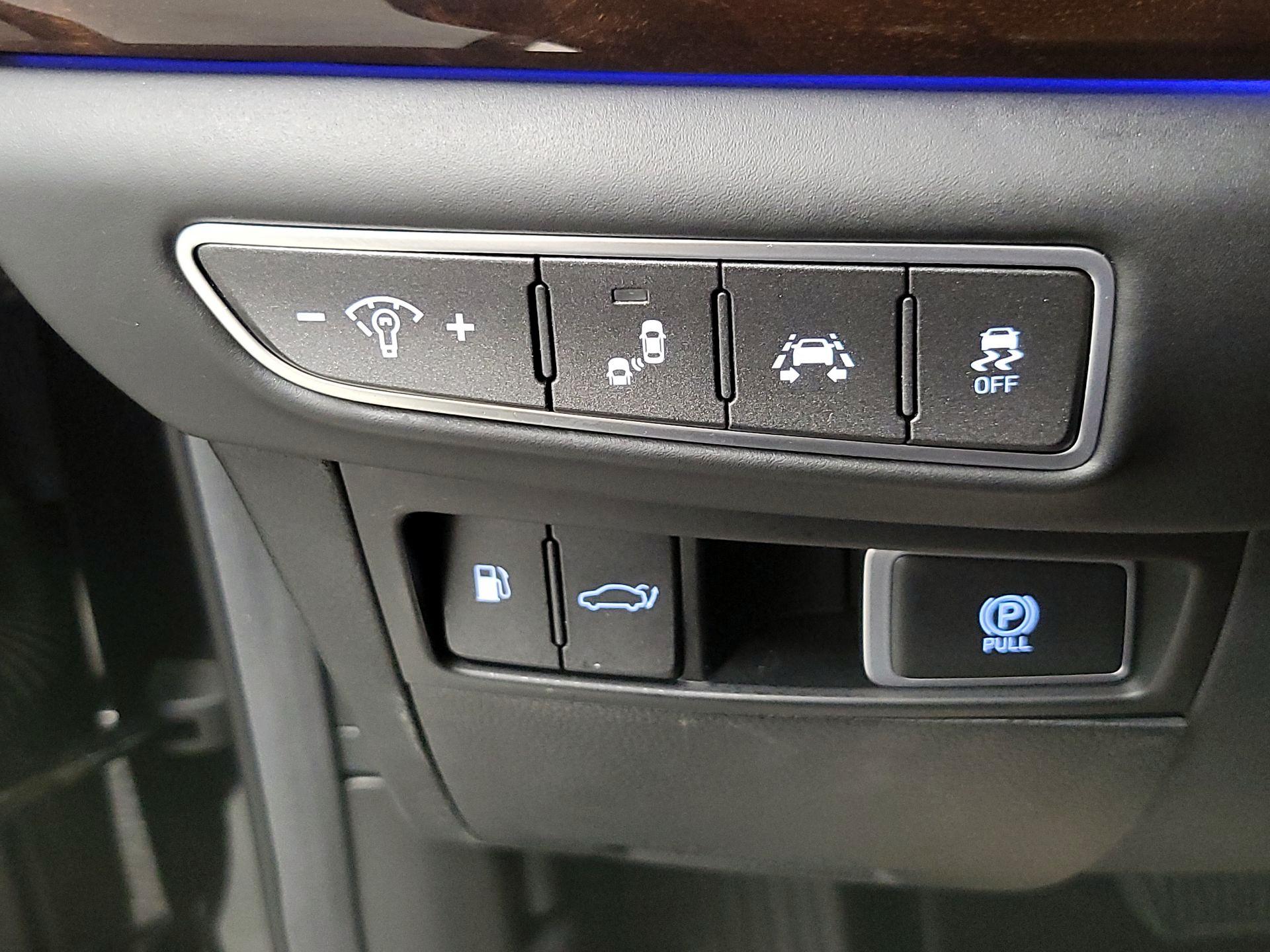 Thumbnail: 2019 Genesis G90 - 13