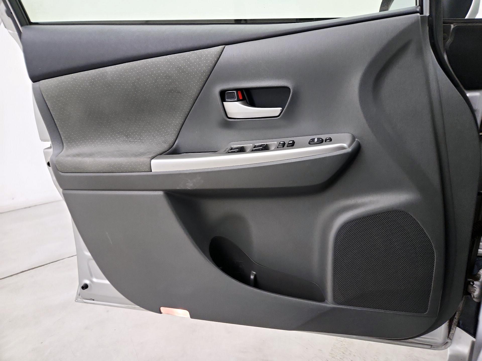 Thumbnail: 2013 Toyota Prius v - 12