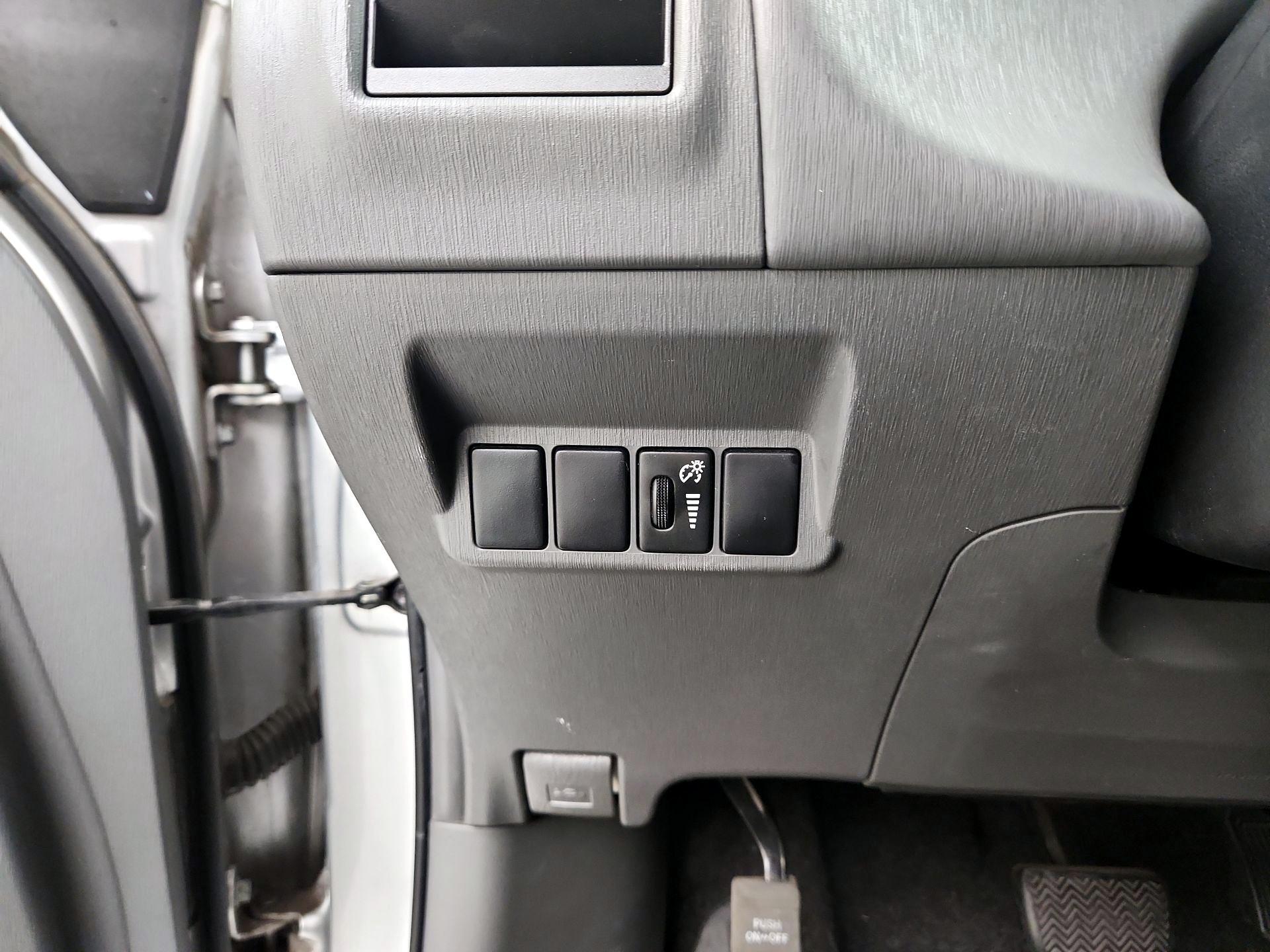 Thumbnail: 2013 Toyota Prius v - 13