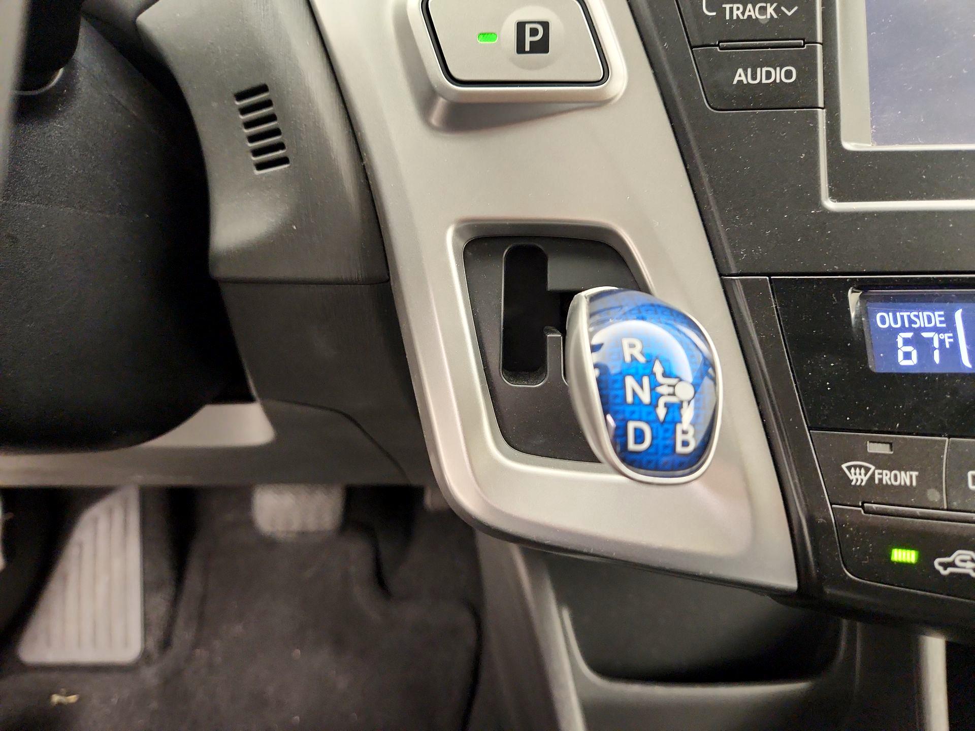 Thumbnail: 2013 Toyota Prius v - 17