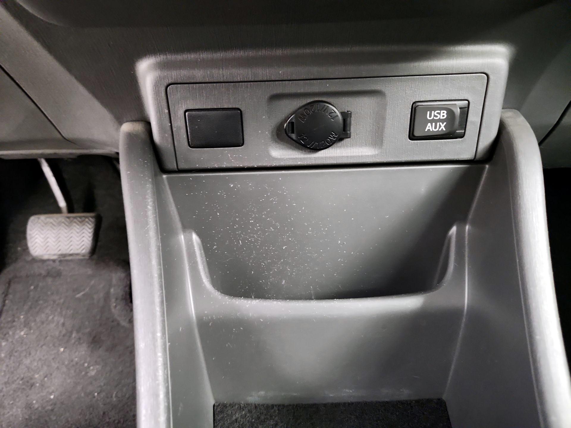 Thumbnail: 2013 Toyota Prius v - 18