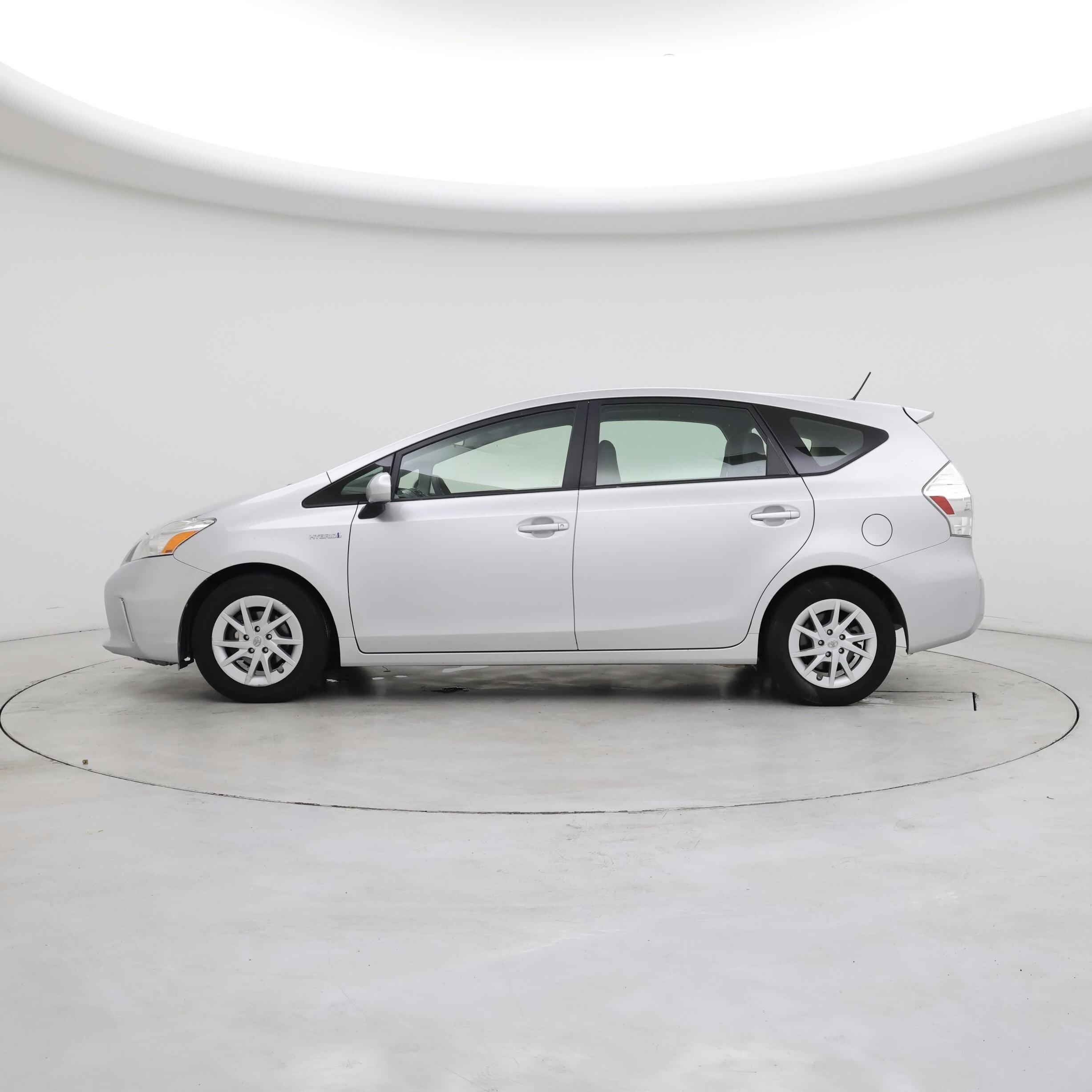 Thumbnail: 2013 Toyota Prius v - 3