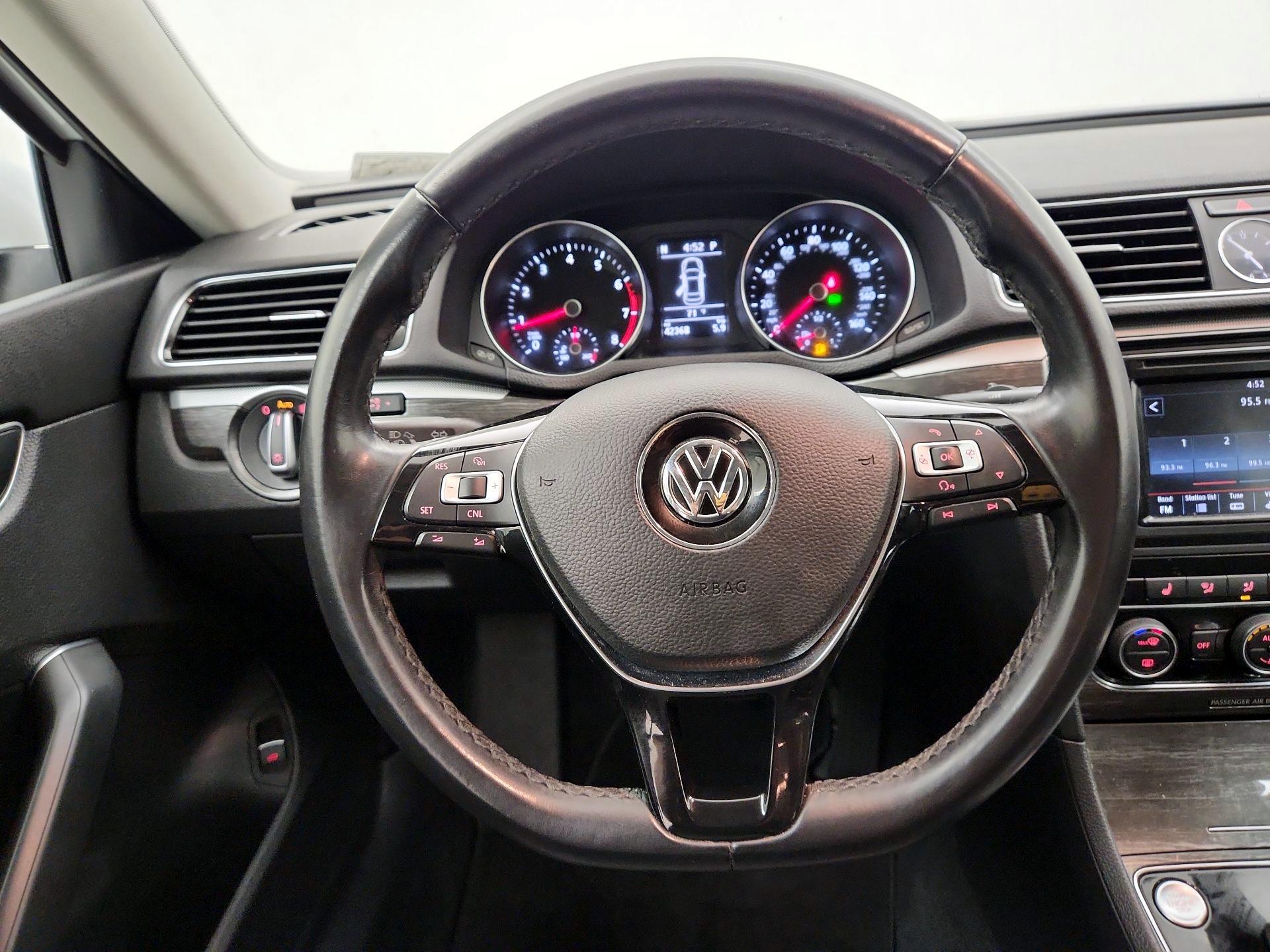 Thumbnail: 2017 Volkswagen Passat - 10