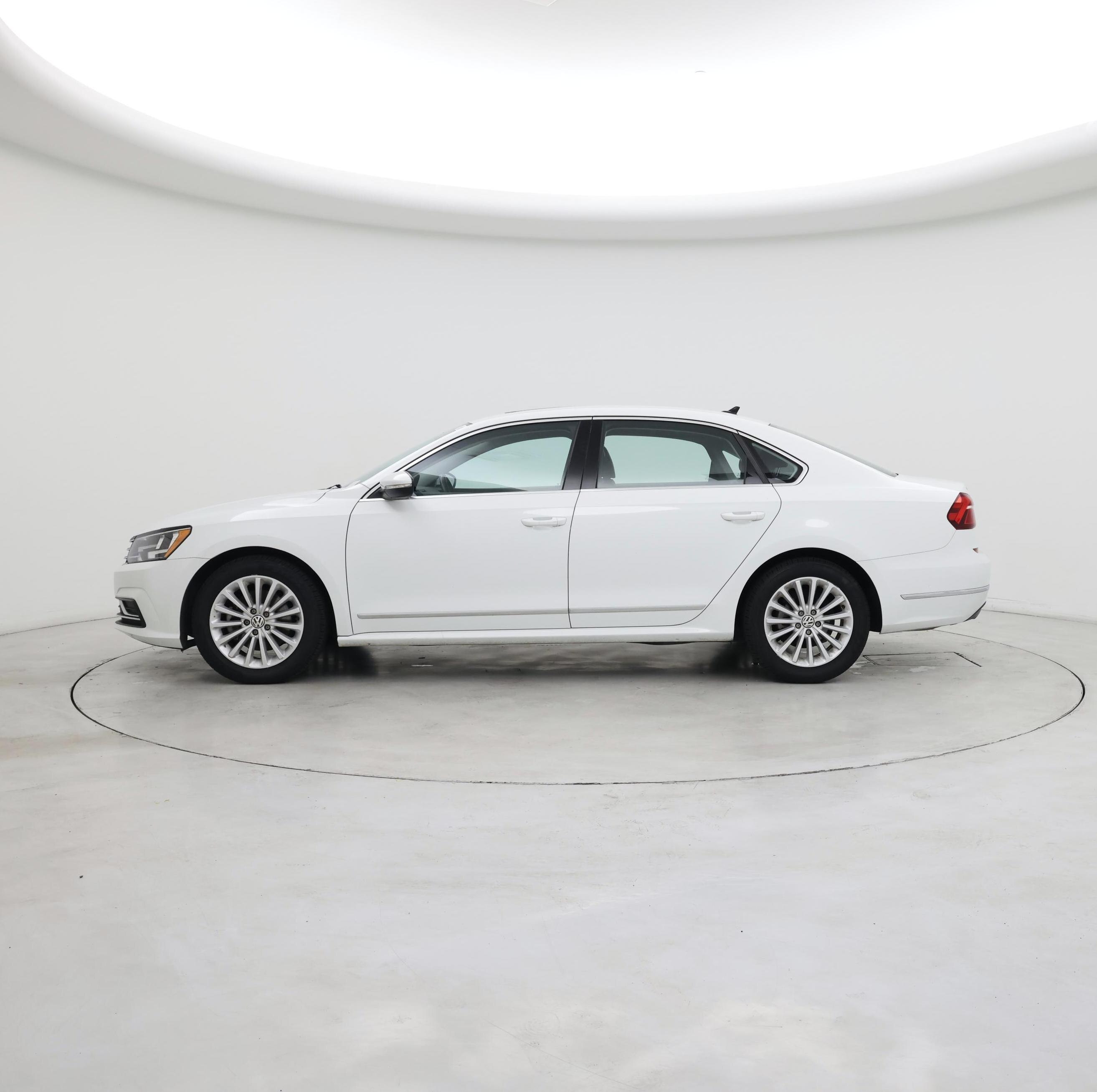 Thumbnail: 2017 Volkswagen Passat - 3