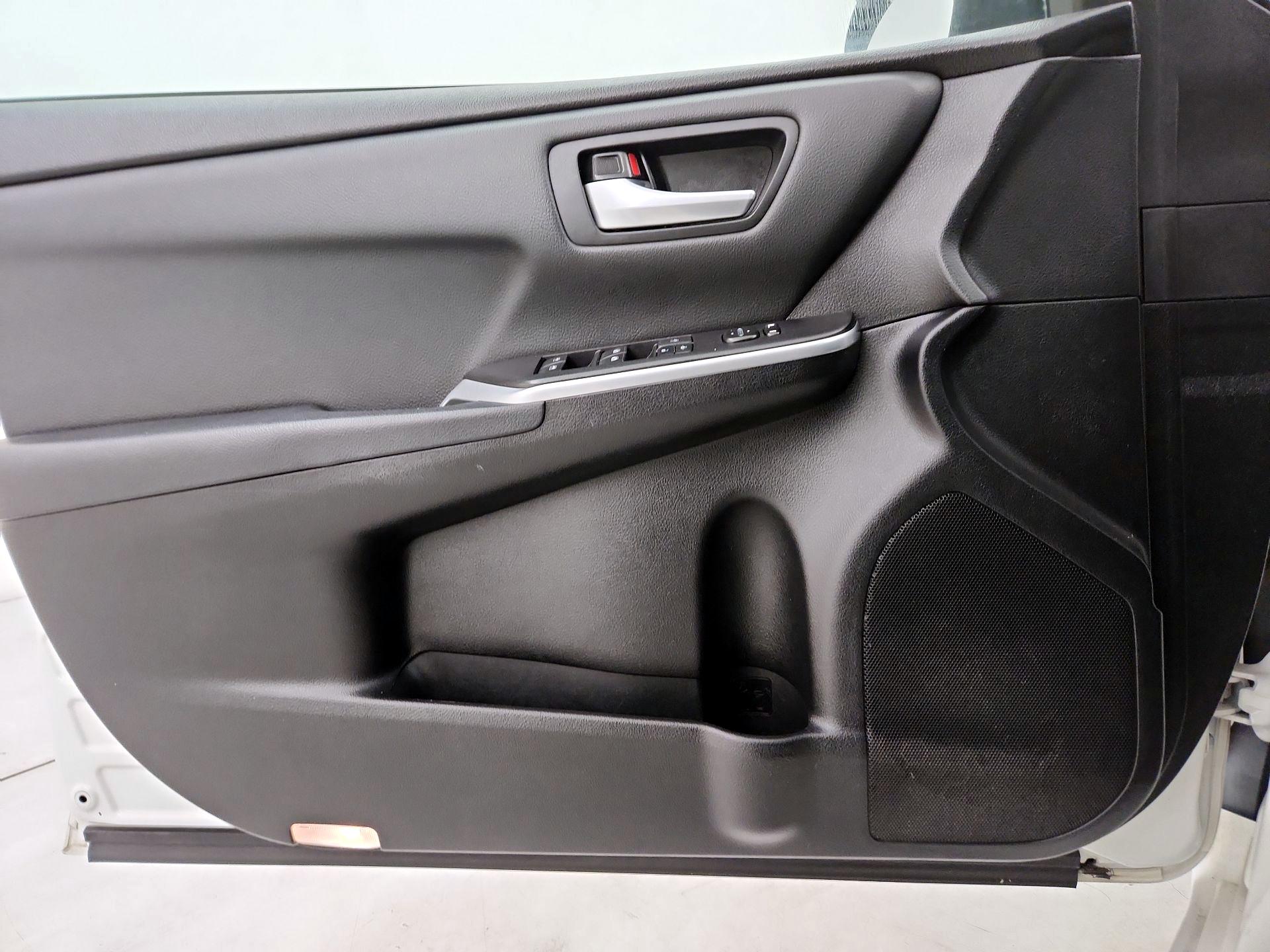Thumbnail: 2015 Toyota Camry - 12