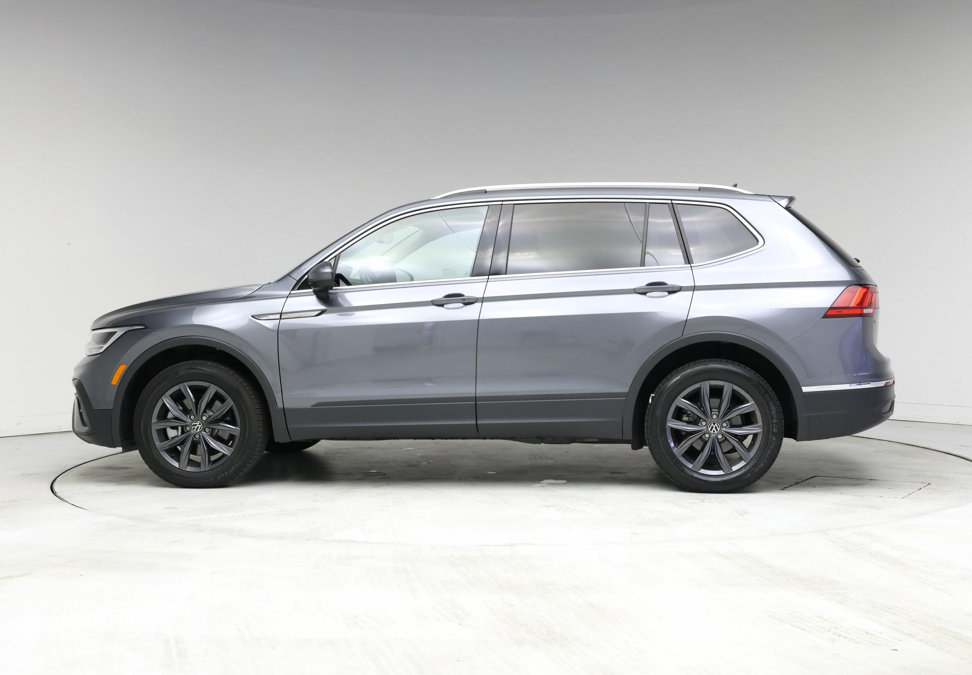 Thumbnail: 2022 Volkswagen Tiguan - 3